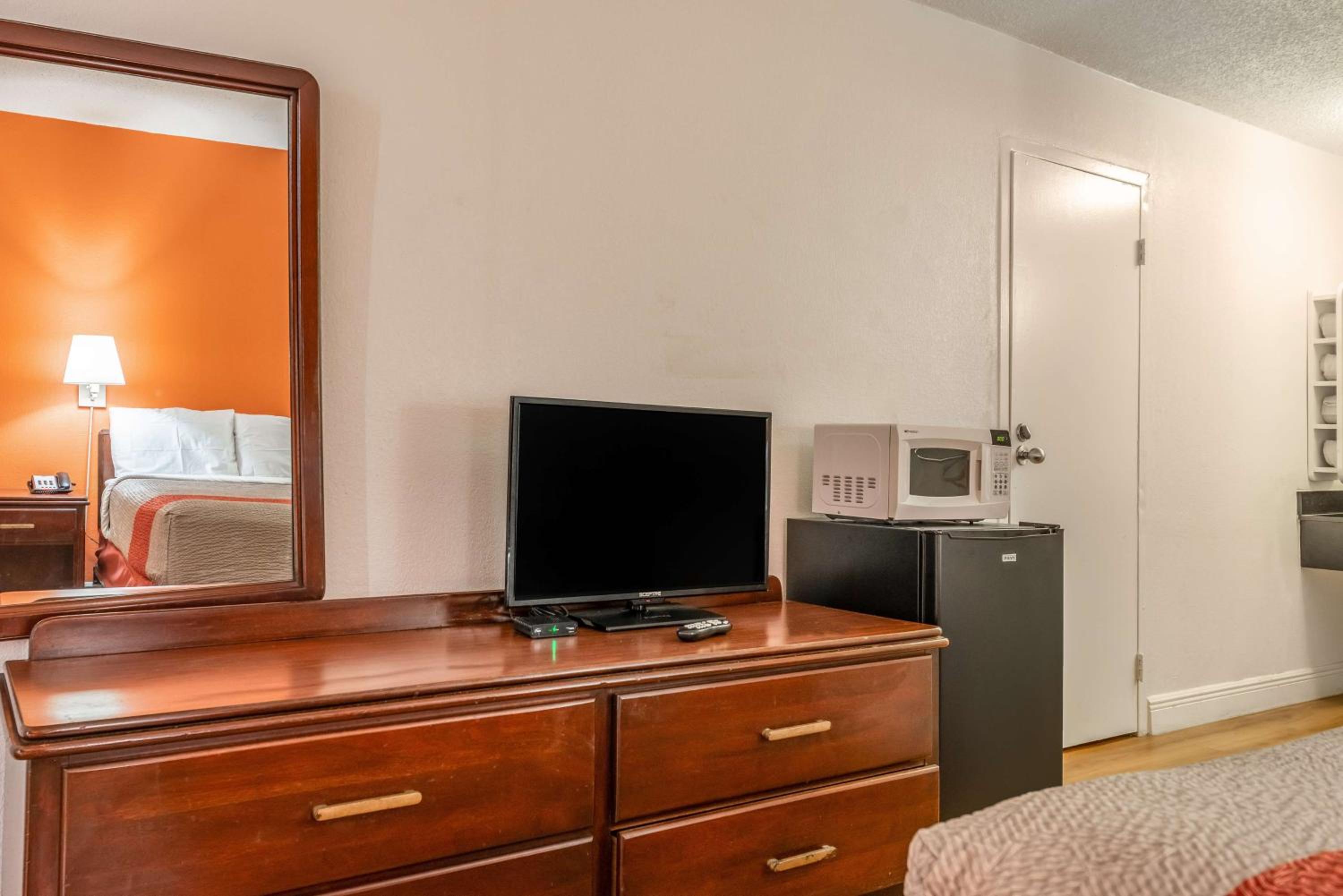 Double Room - Non-Smoking  - Photo 13