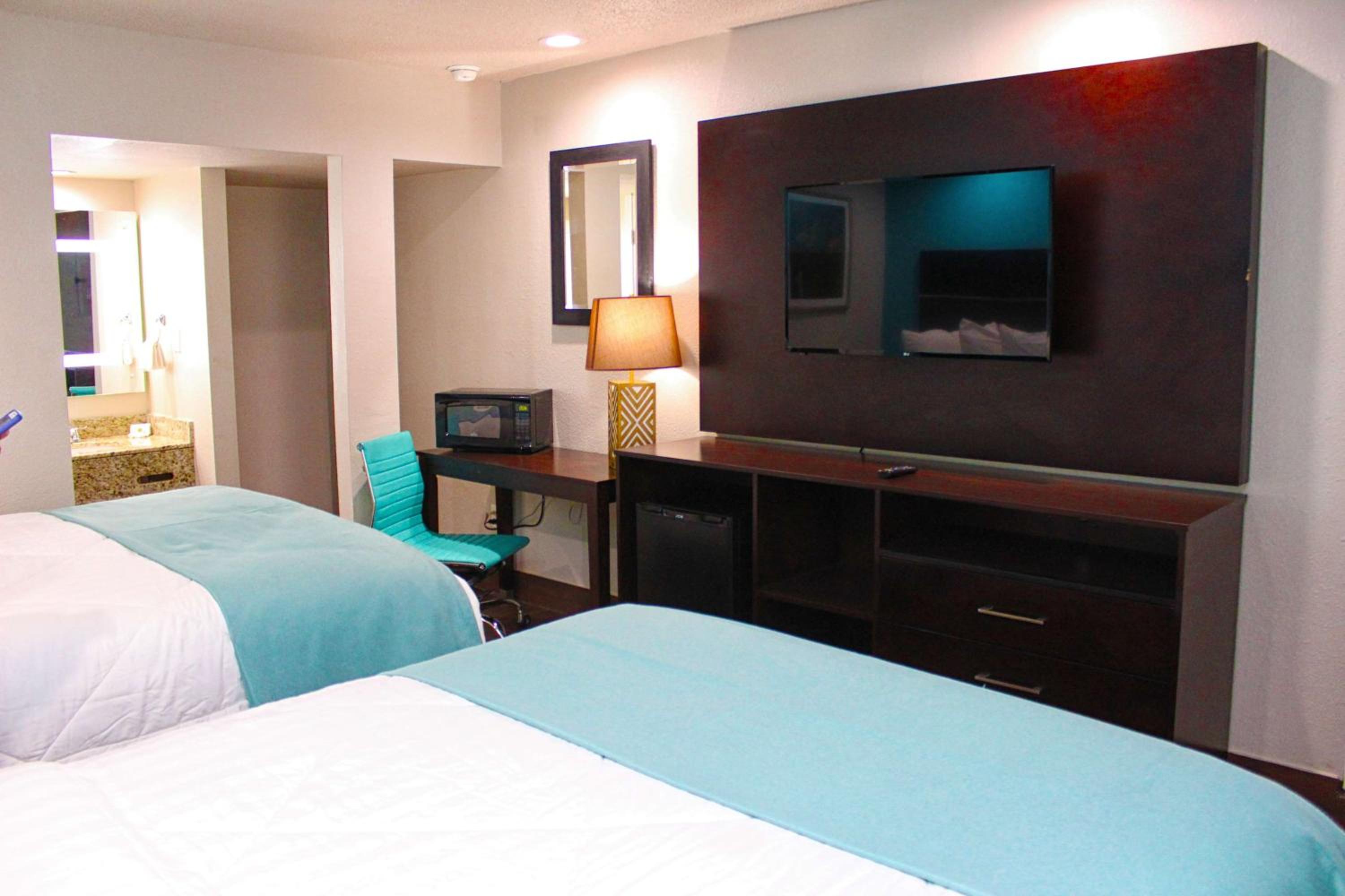 Queen Room With Two Queen Beds - Smoking photo 3
