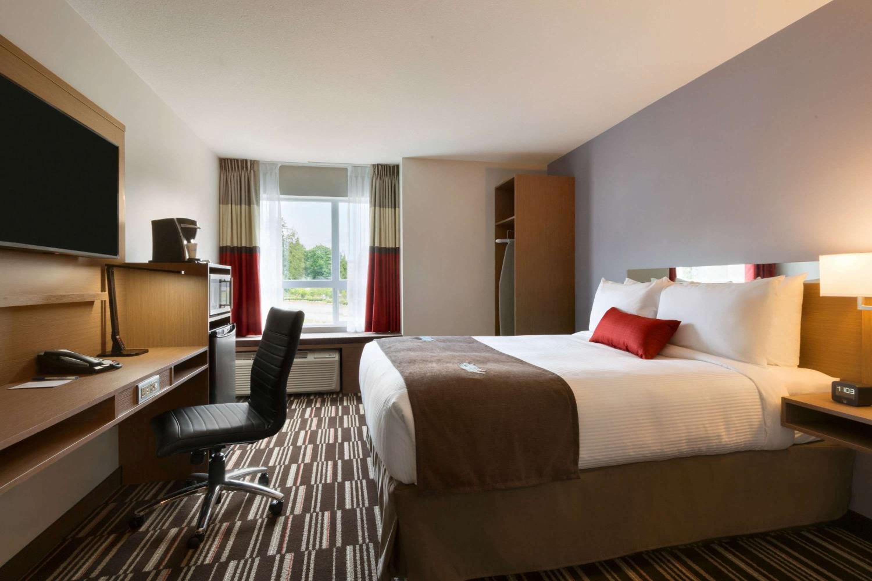 1 Queen Bed, Suite, Kitchenette, Non-Smoking photo 3