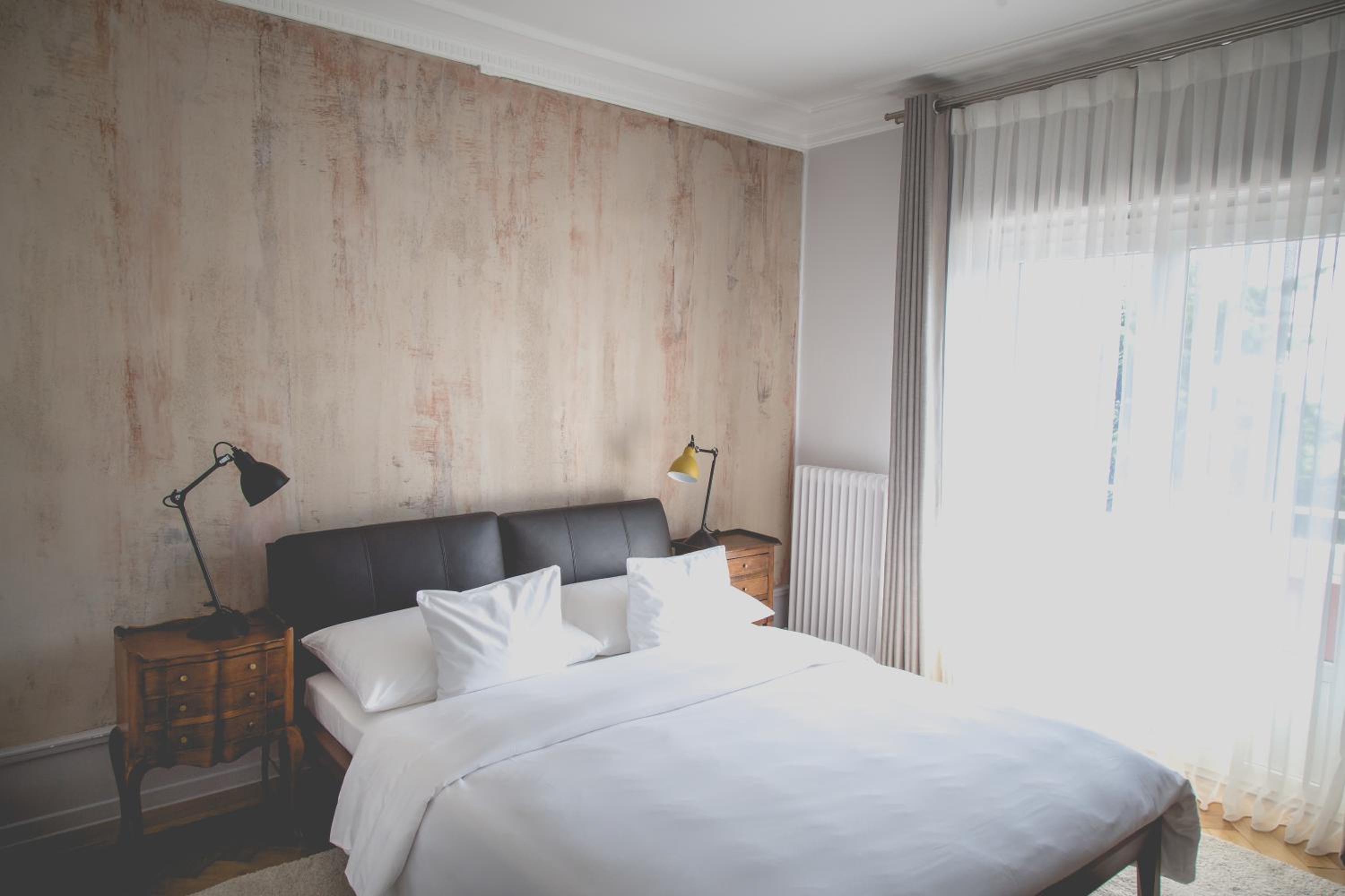 One-Bedroom Apartment - Photo 1