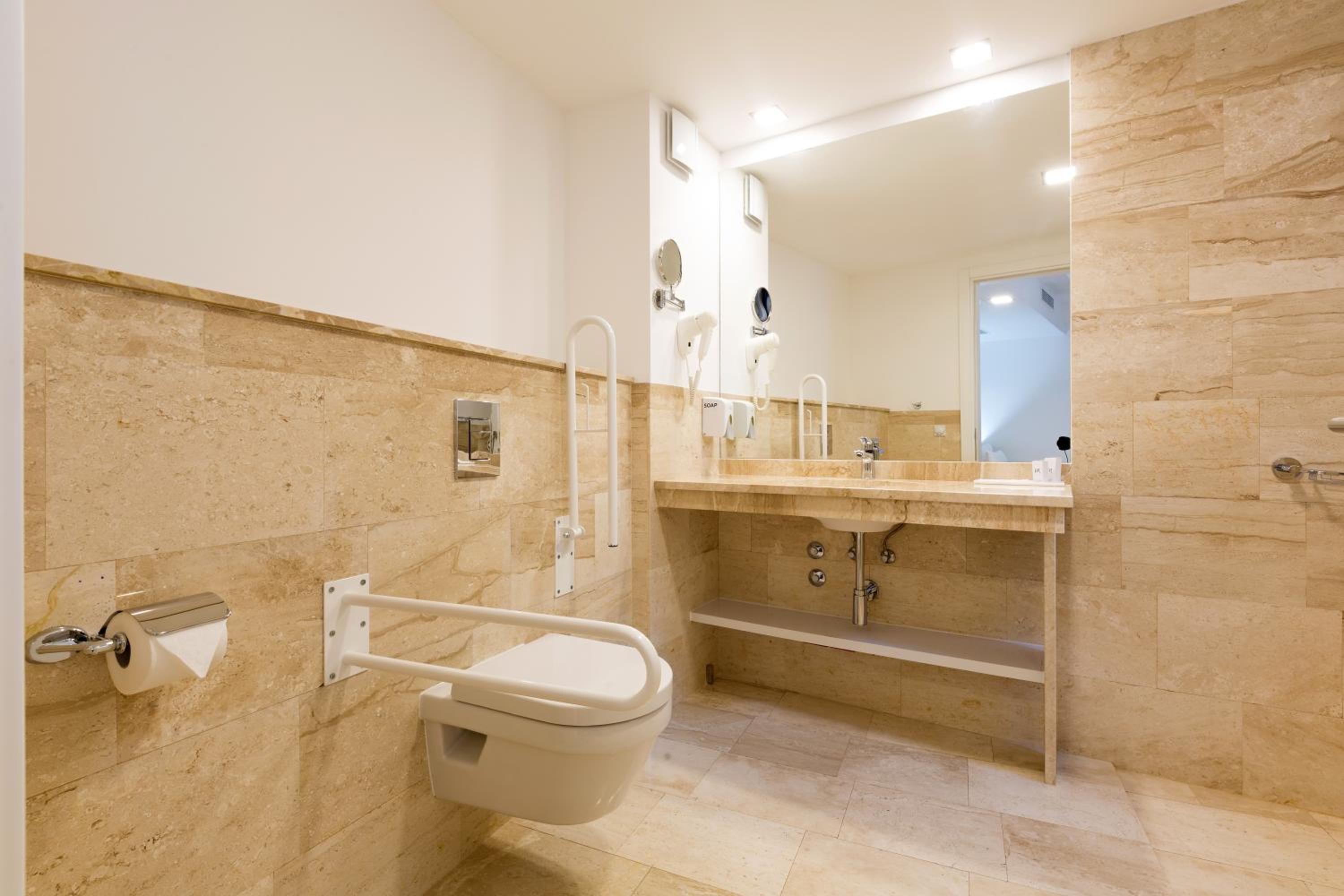 Single Room - Disability Access photo 3