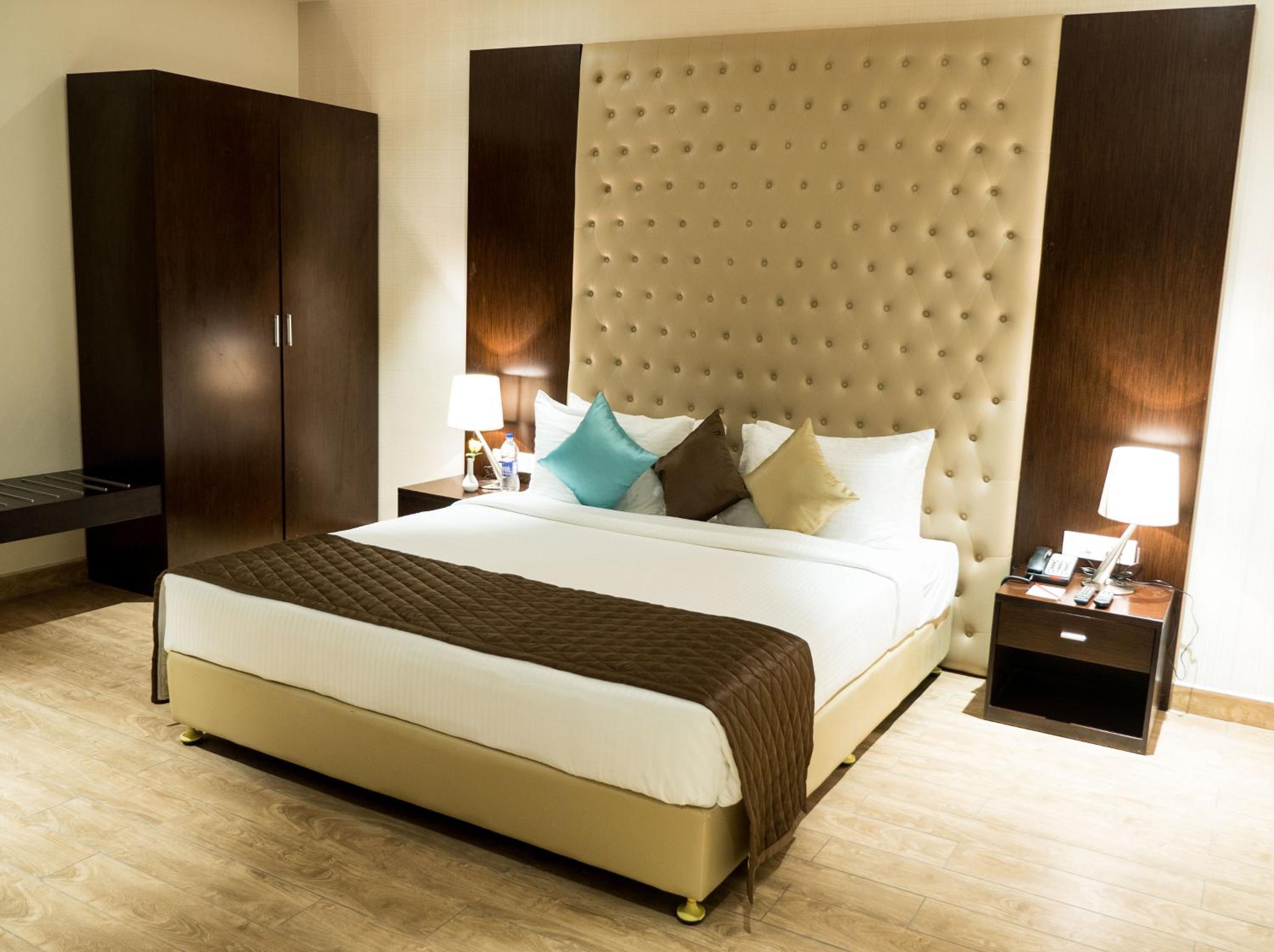 Suite - Photo 1