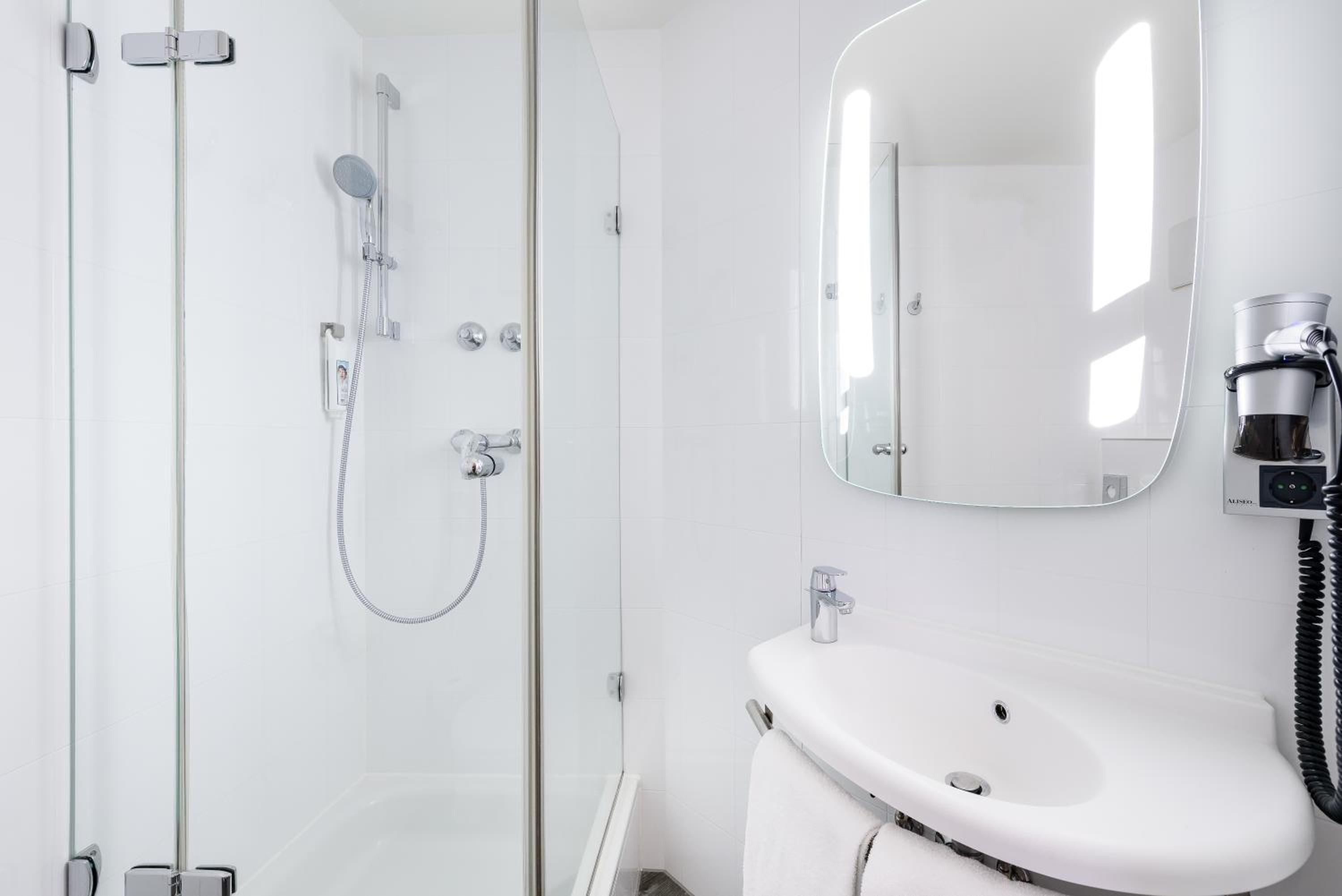 Standard Twin Room - Photo 8
