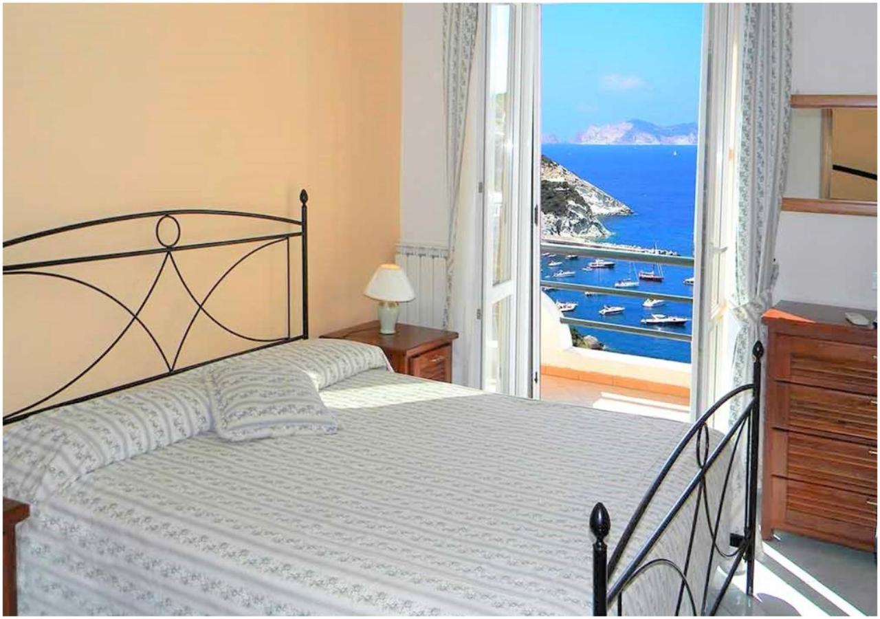 Double Room with Balcony and Sea View - Photo 8