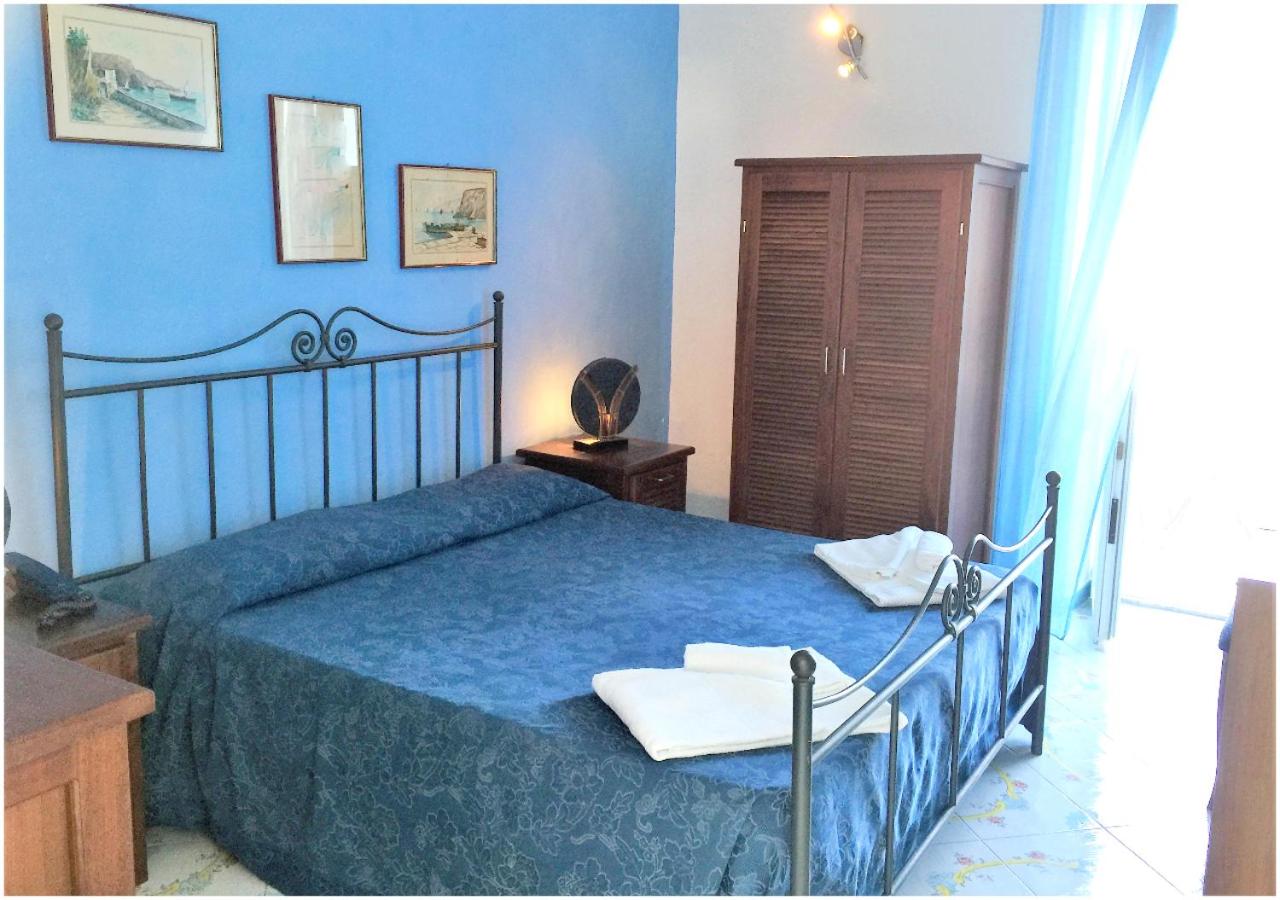Double Room with Balcony and Sea View - Photo 2