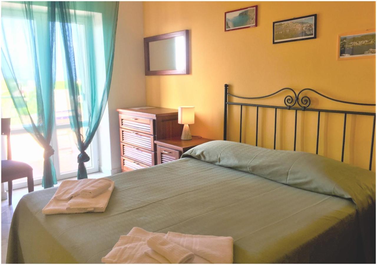 Double Room with Balcony and Sea View - Photo 4