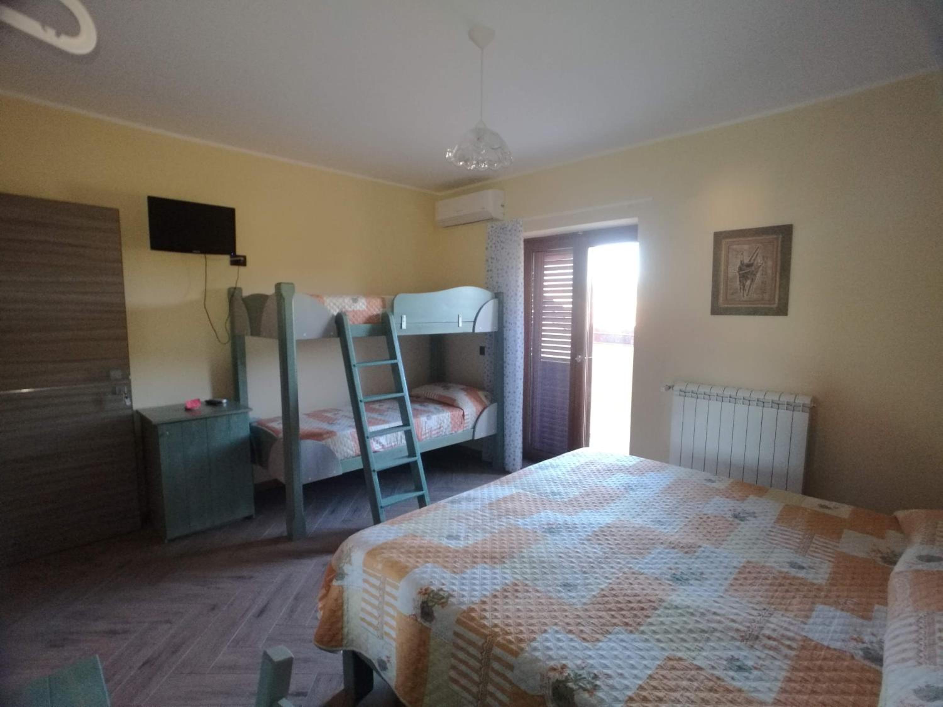 Quadruple Room with Terrace - Photo 2