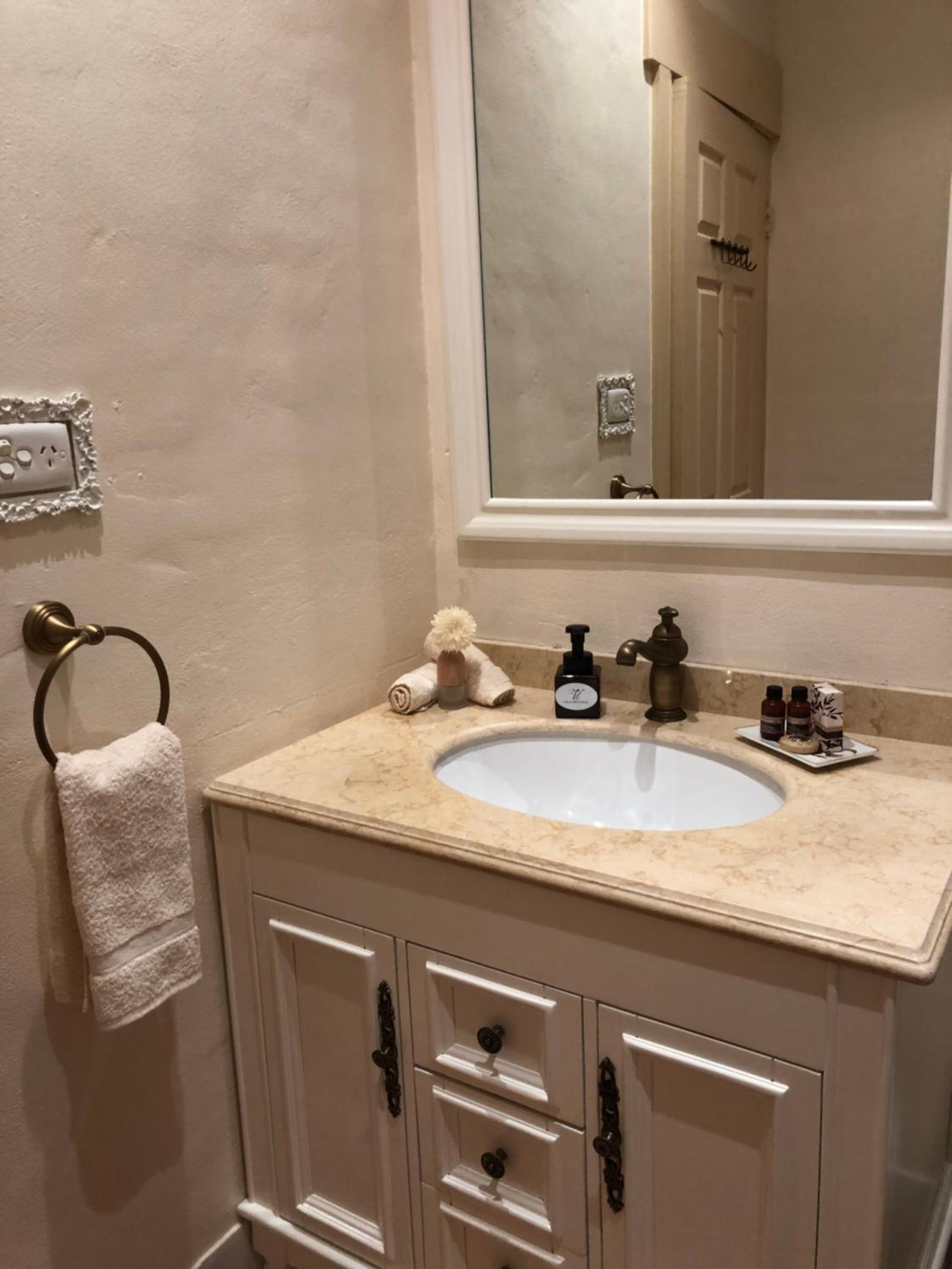 Deluxe Queen Suite photo 3
