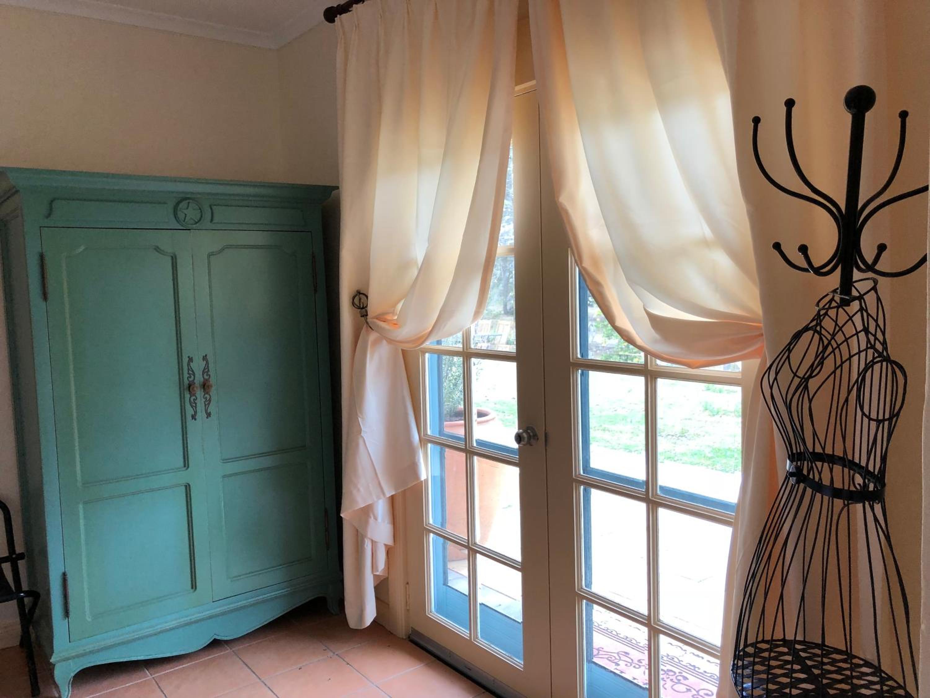 Queen Suite with Pool View - Photo 5