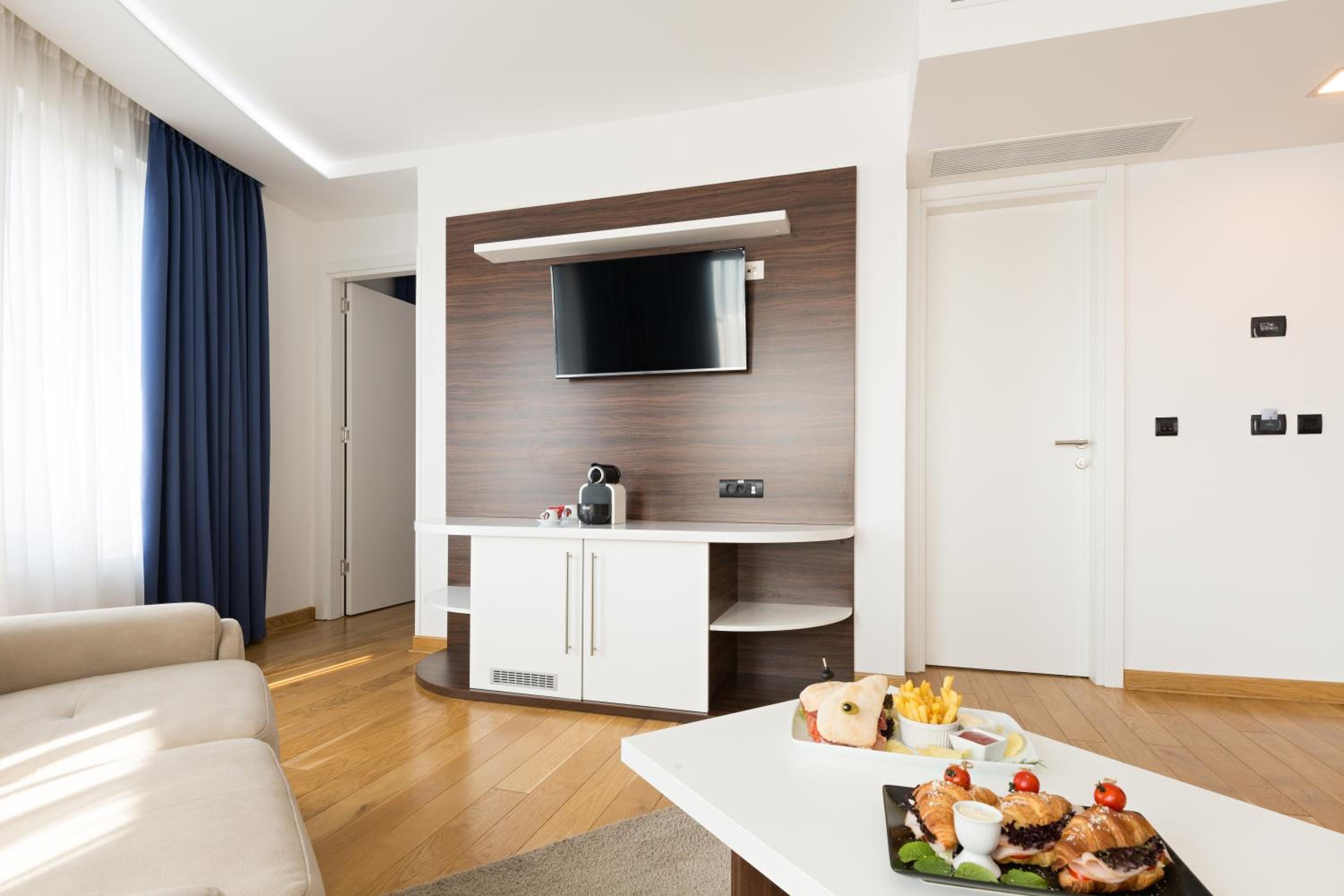 Family Suite with Free Parking photo 3