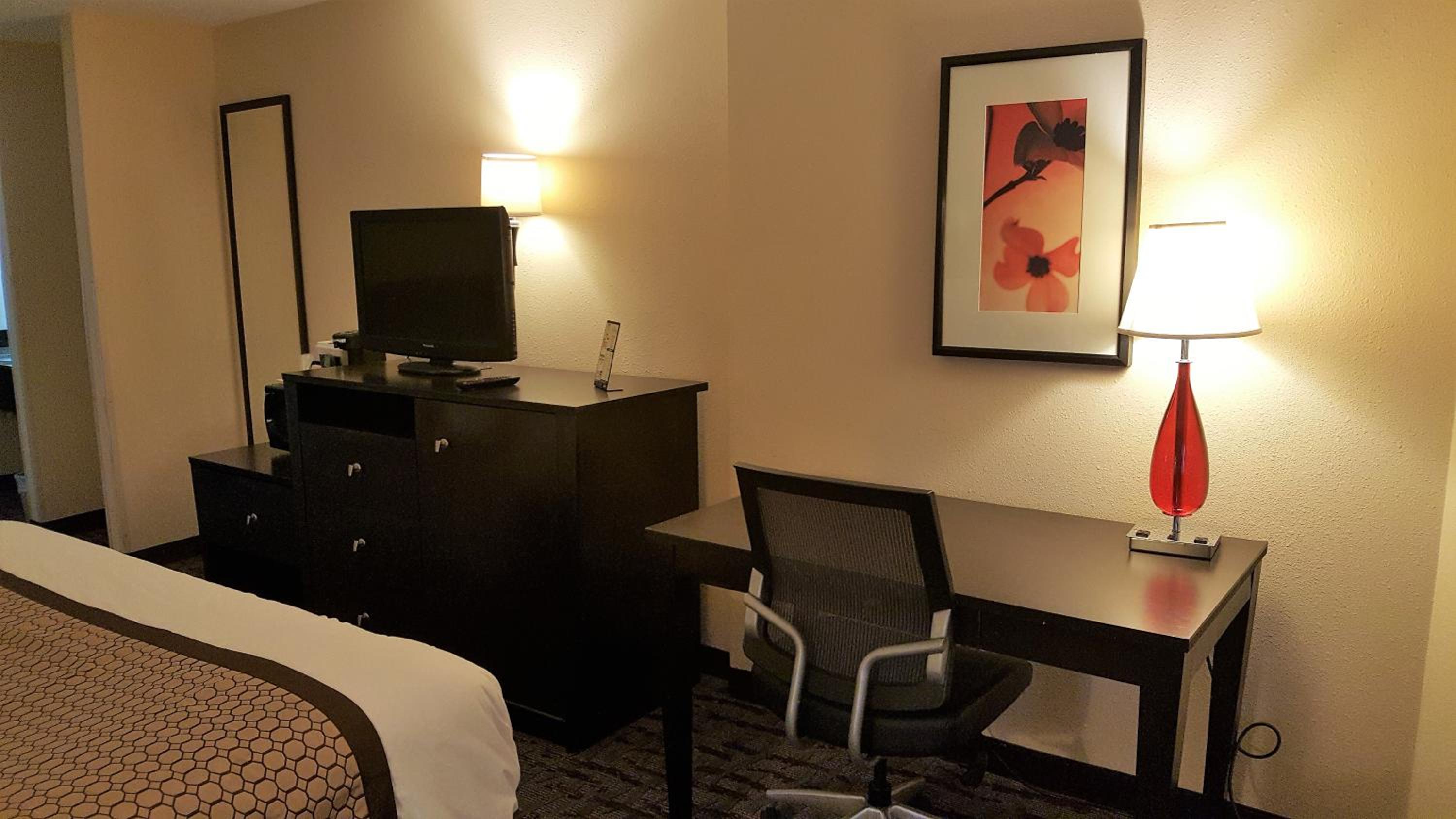 King Studio Suite with Jacuzzi - Non-Smoking - Photo 2