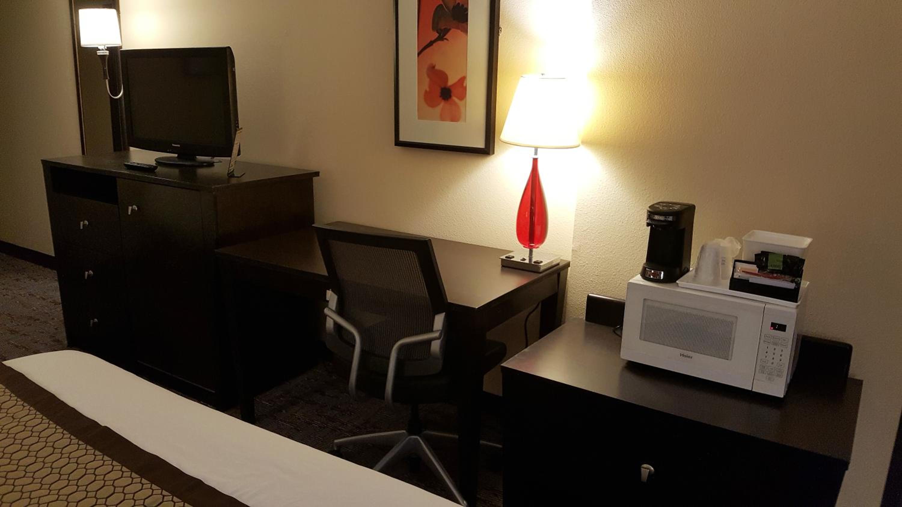 Queen Room with Two Queen Beds - Non-Smoking - Photo 3