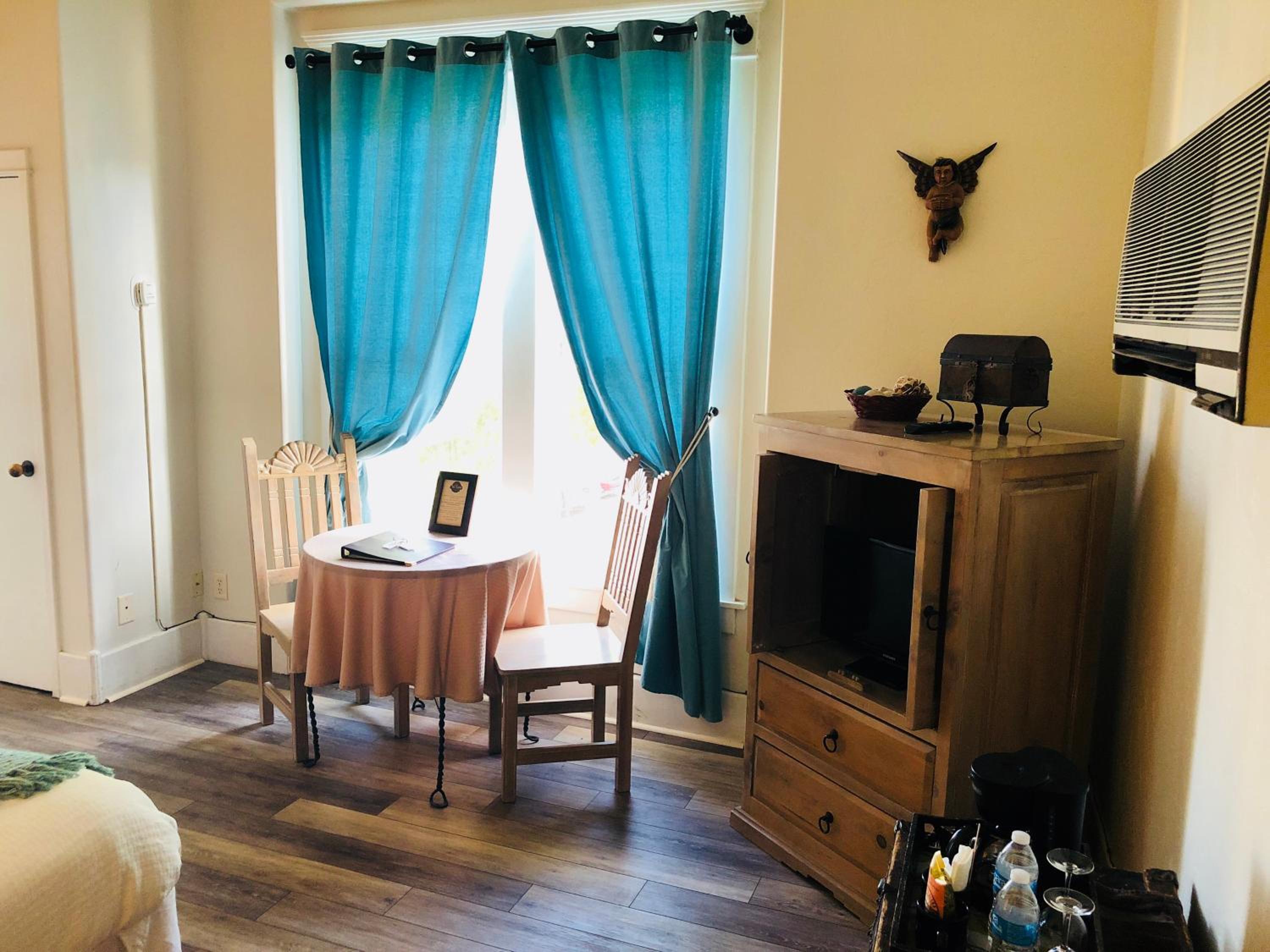 Deluxe King Room - Photo 4