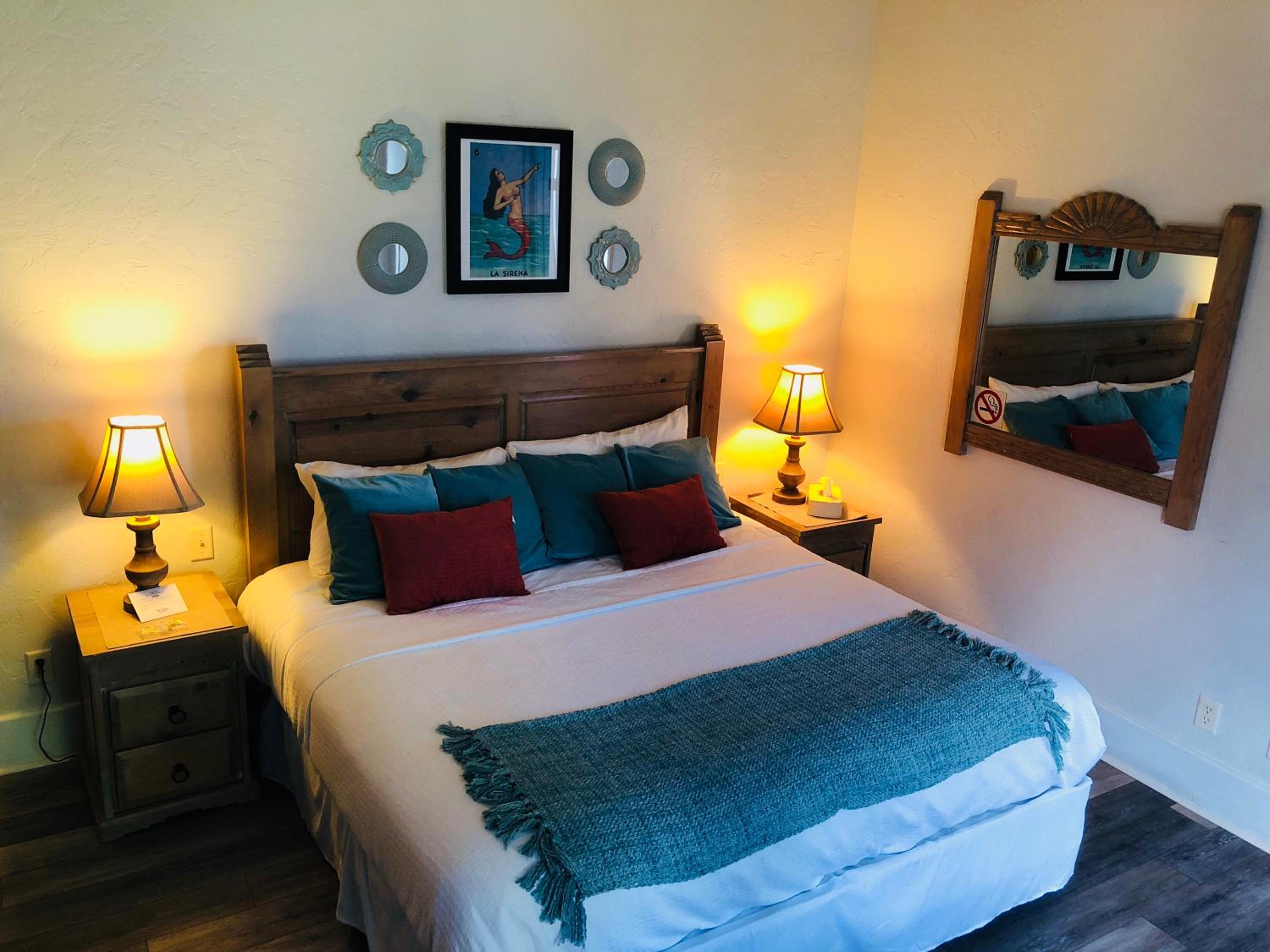 Deluxe King Room - Photo 3