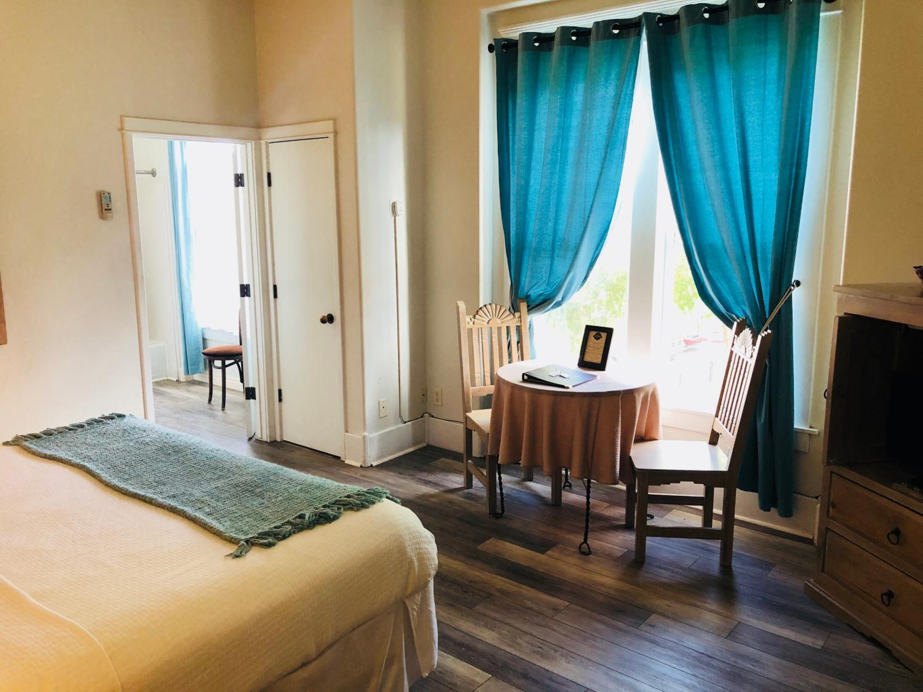 Deluxe King Room - Photo 2