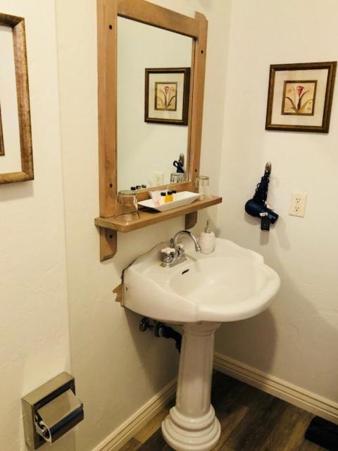 Deluxe King Suite - Photo 7