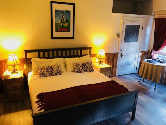 Deluxe King Suite - Photo 2