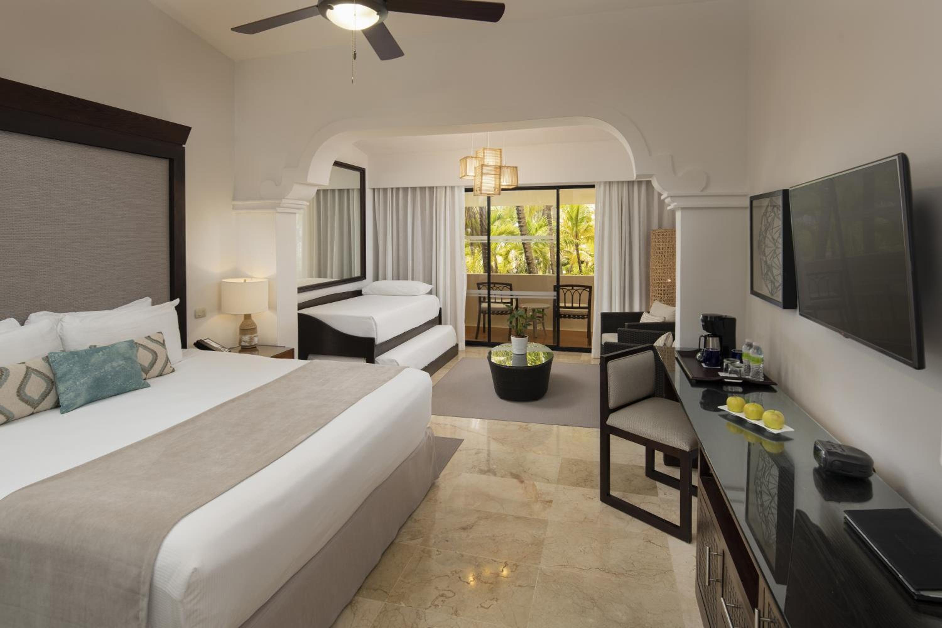 Family Room Tropical Palms - Photo 1