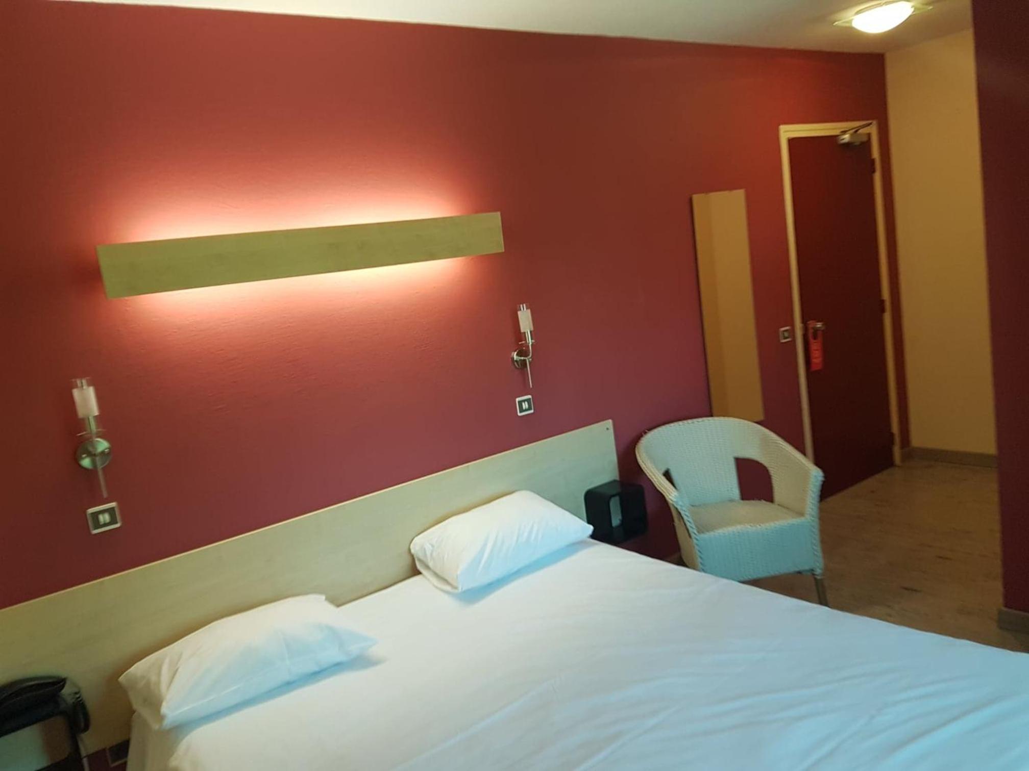 Double Room - Photo 9