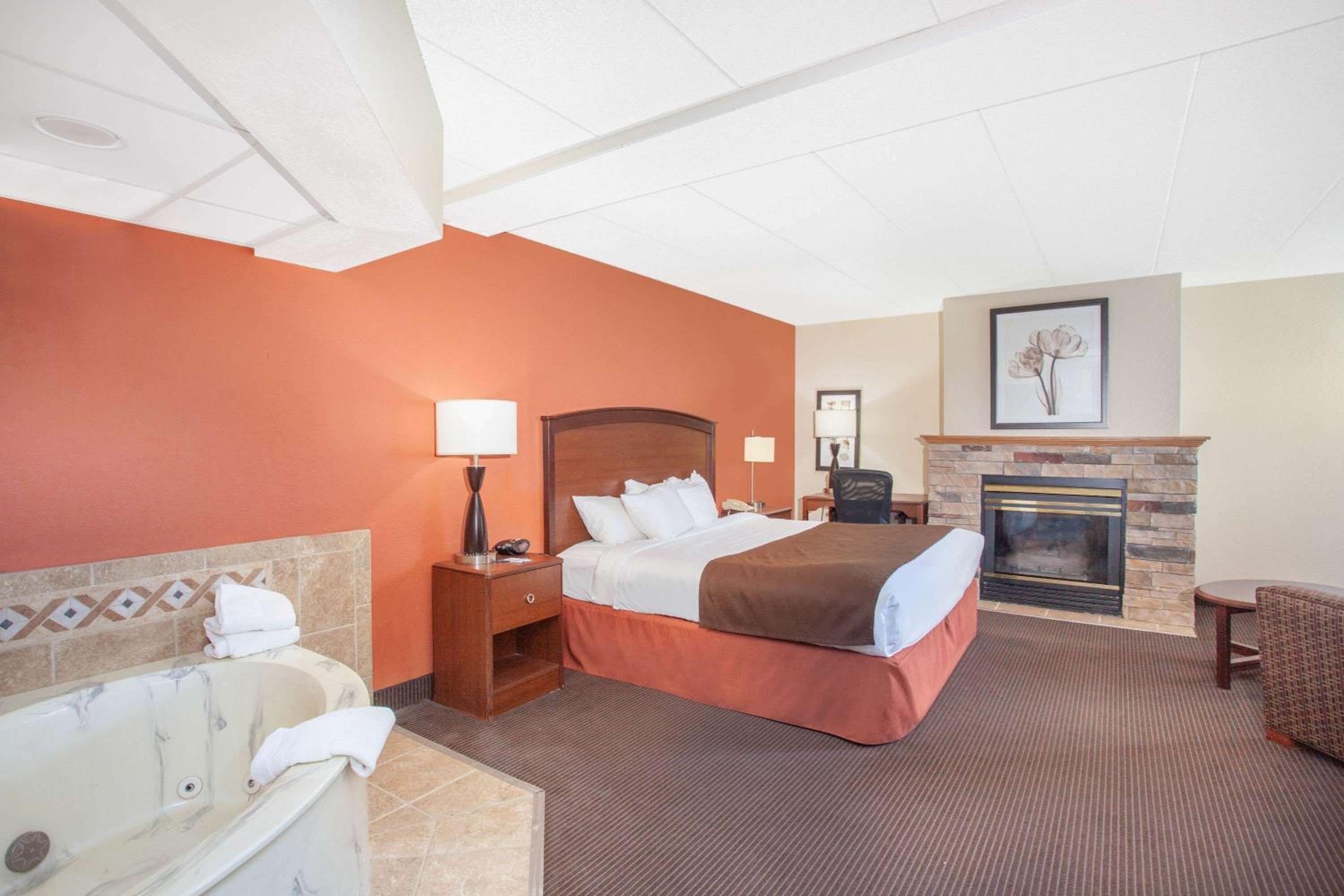 Premier King Room - Non-Smoking photo 3