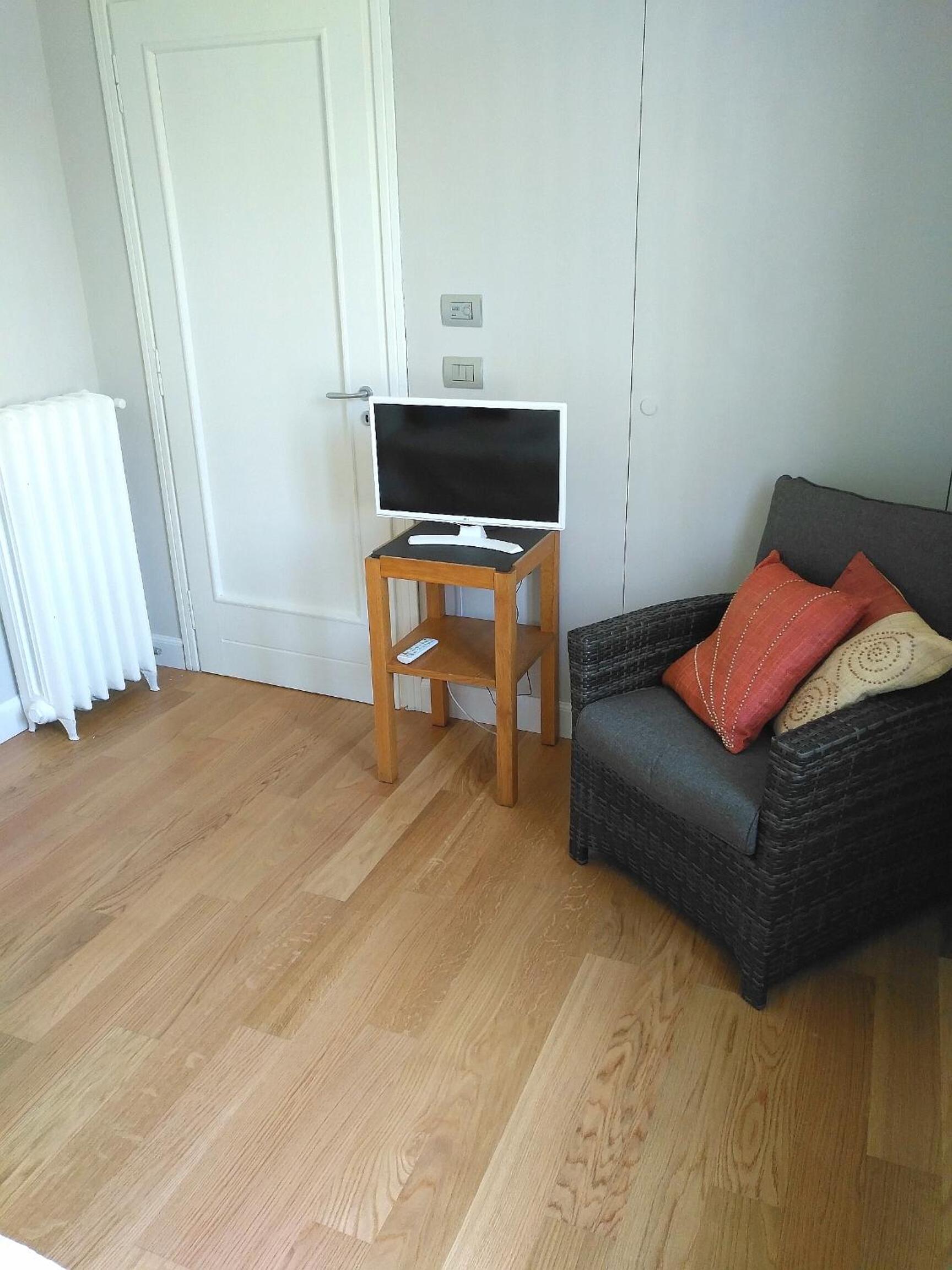 Single Room with Bathroom photo 1