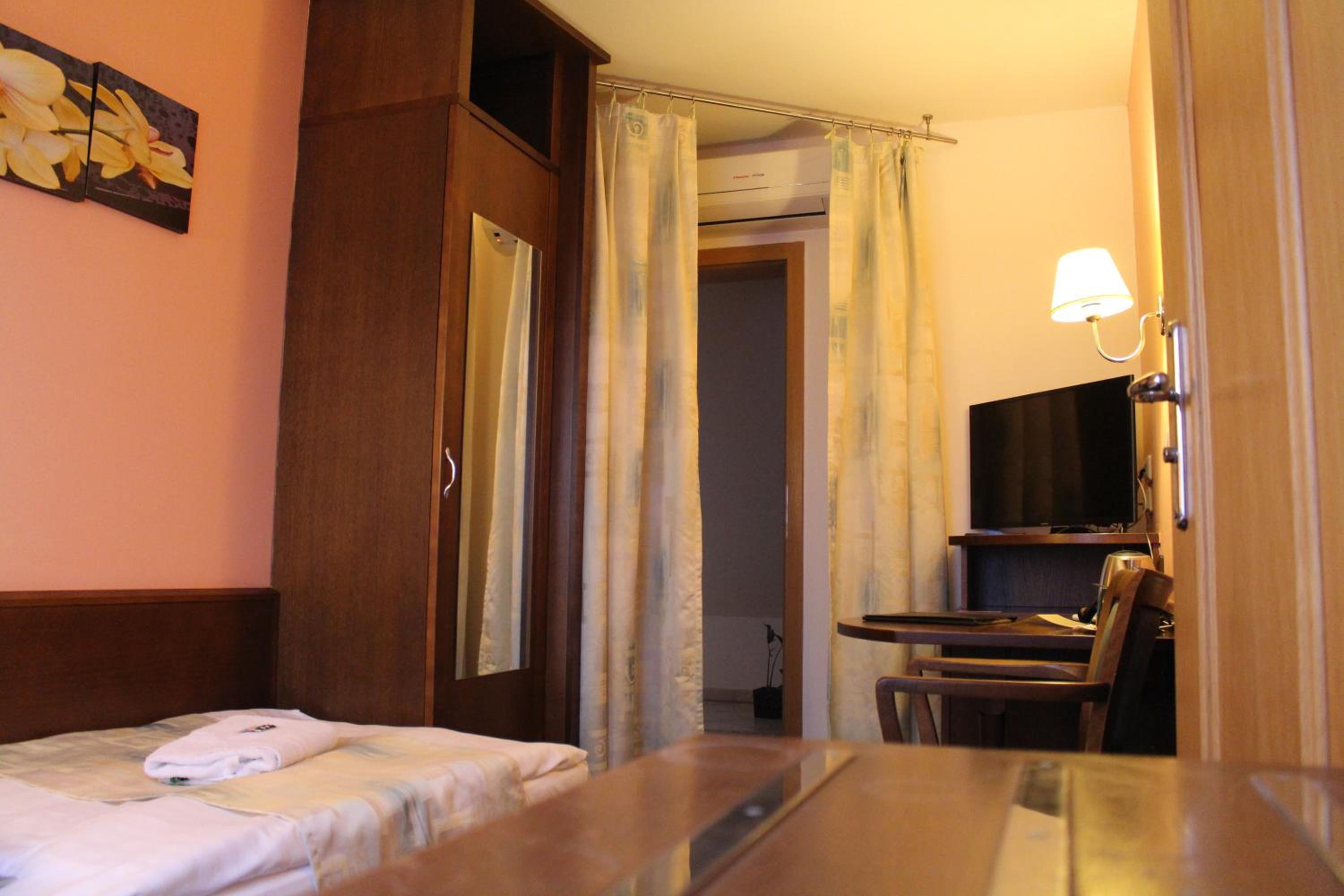 Single Room photo 2