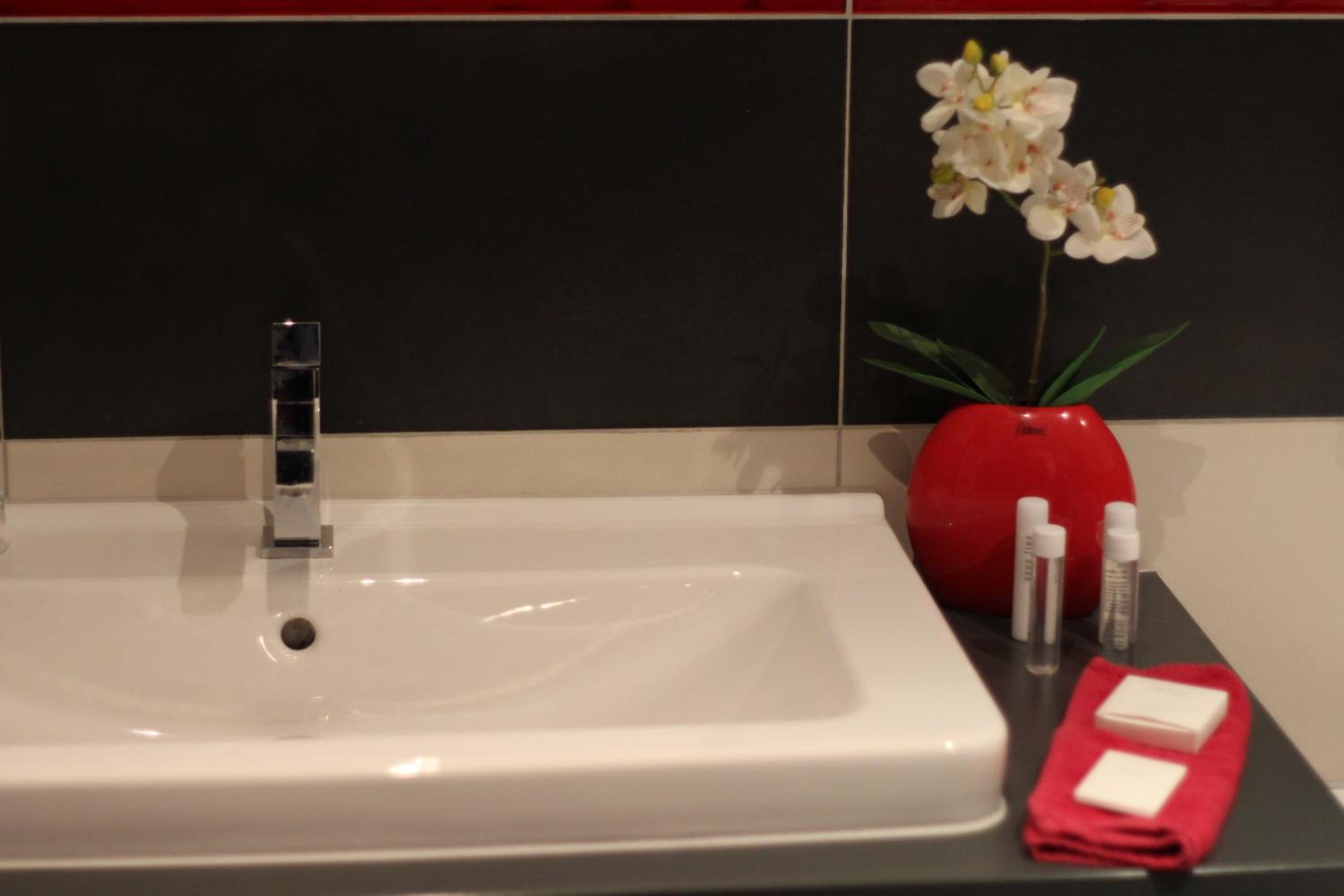 King Room with Whirlpool - Photo 7