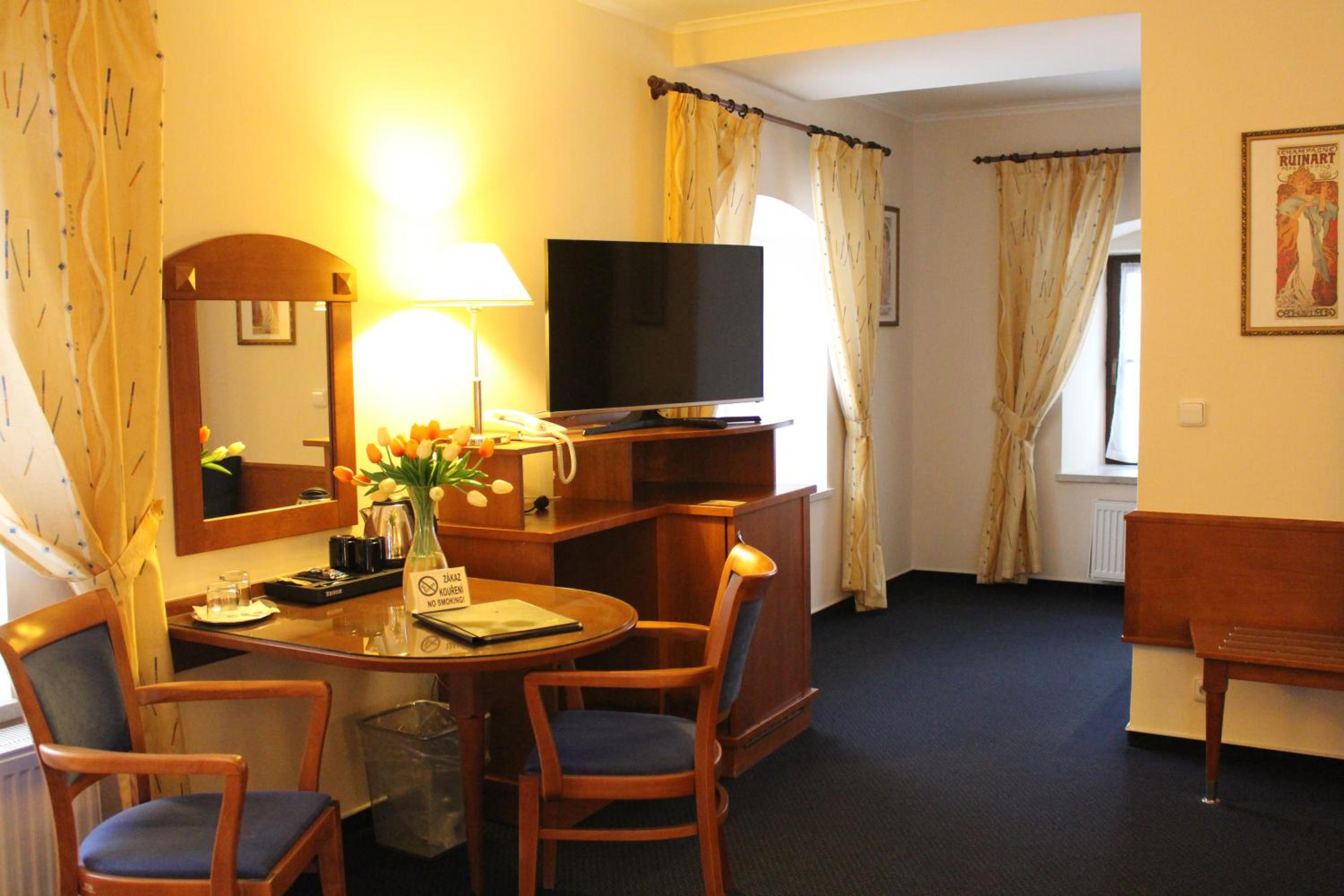 King Room with Whirlpool - Photo 10