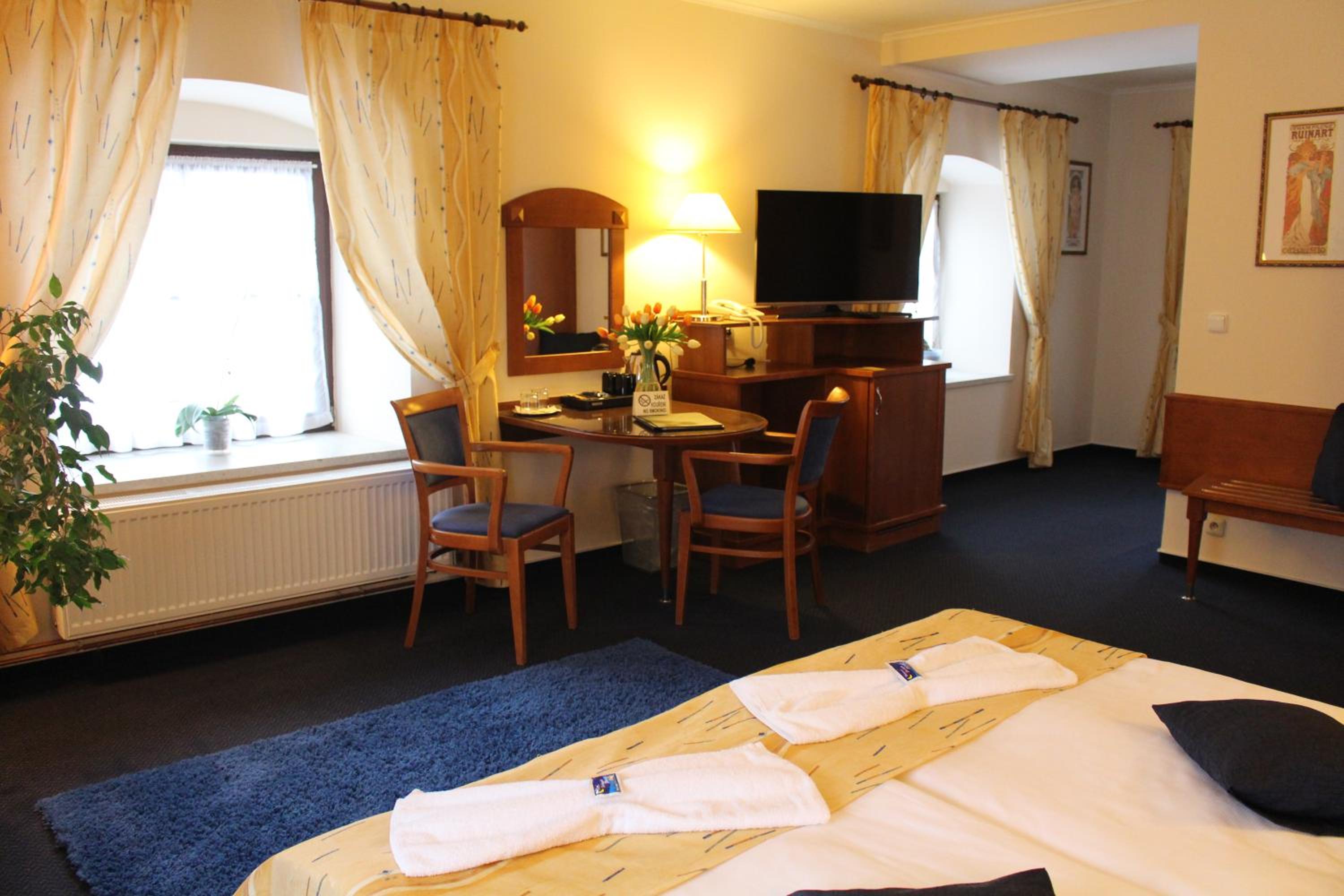 King Room with Whirlpool - Photo 13