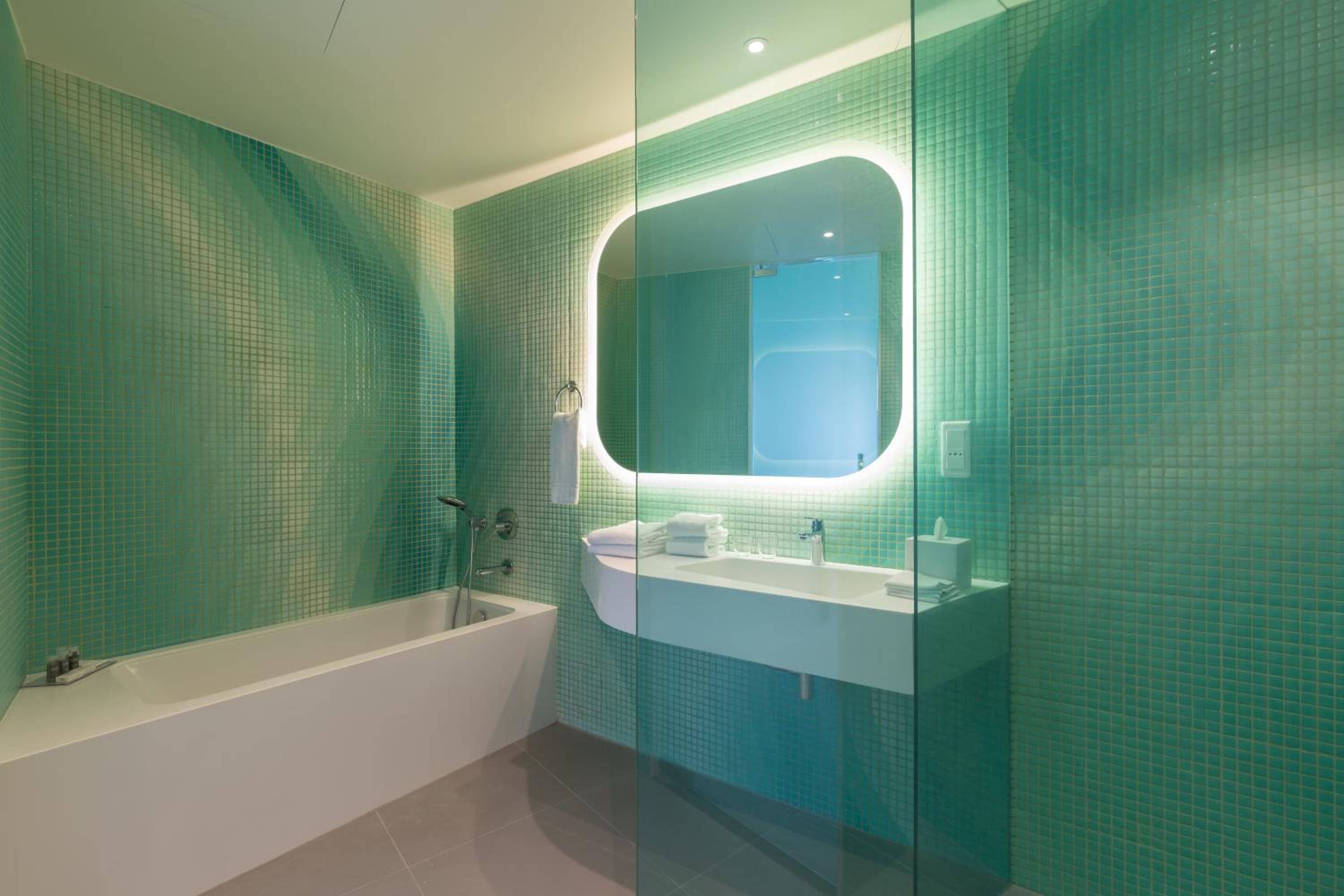 Suite - Photo 9