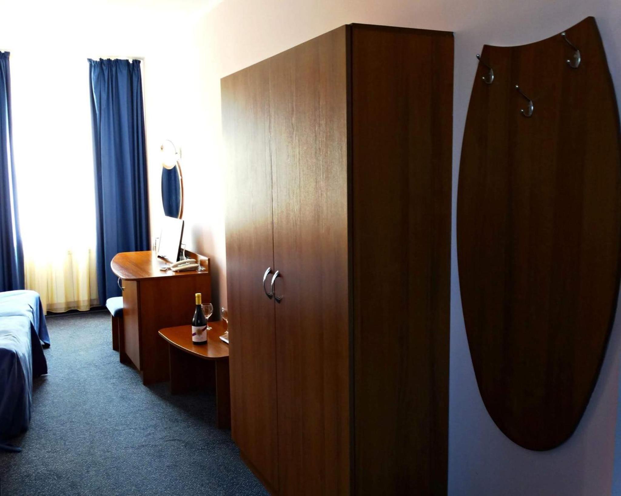 Deluxe Double Room with Extra Bed - Photo 4