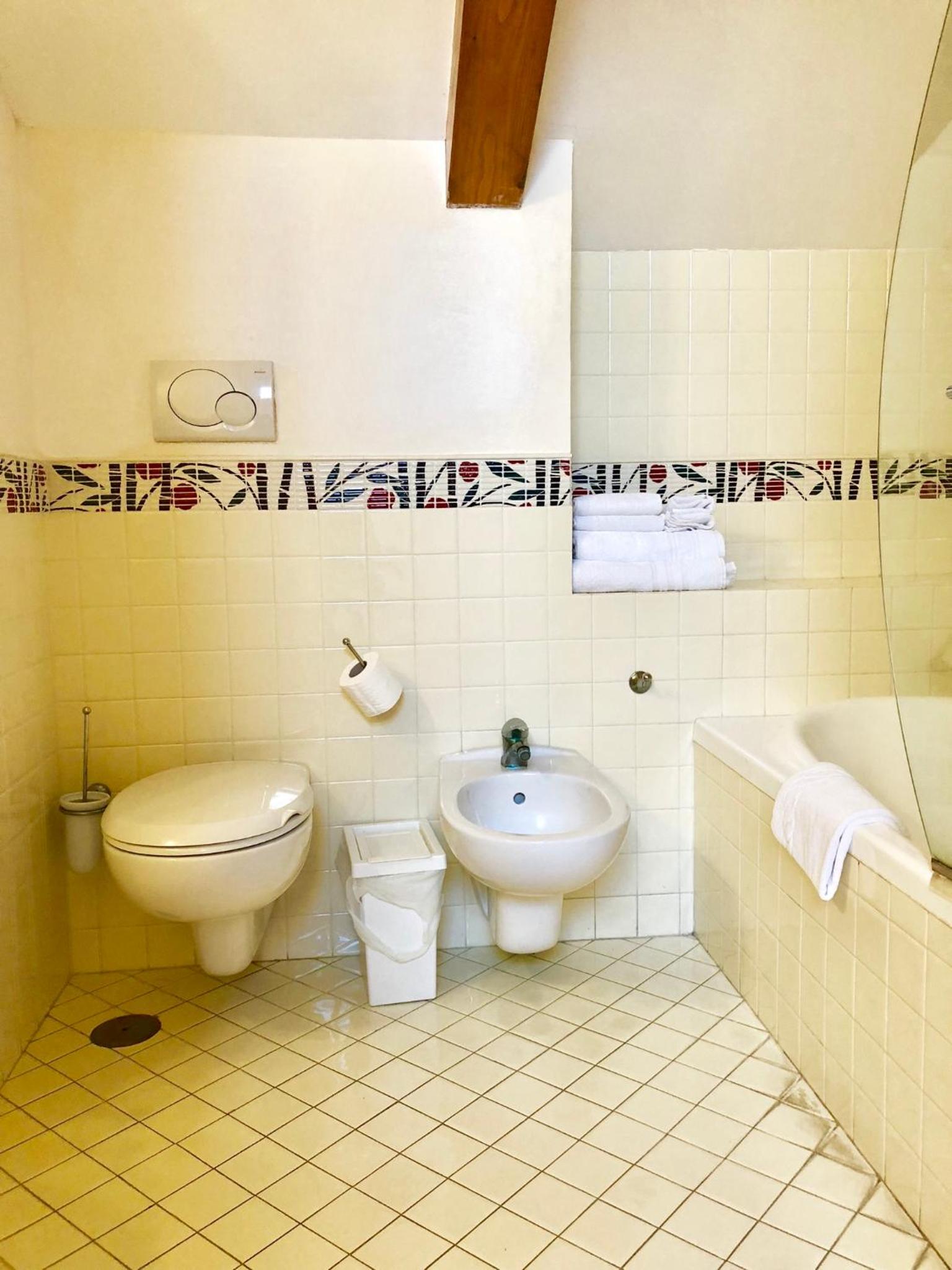 Standard Double Room - Photo 10