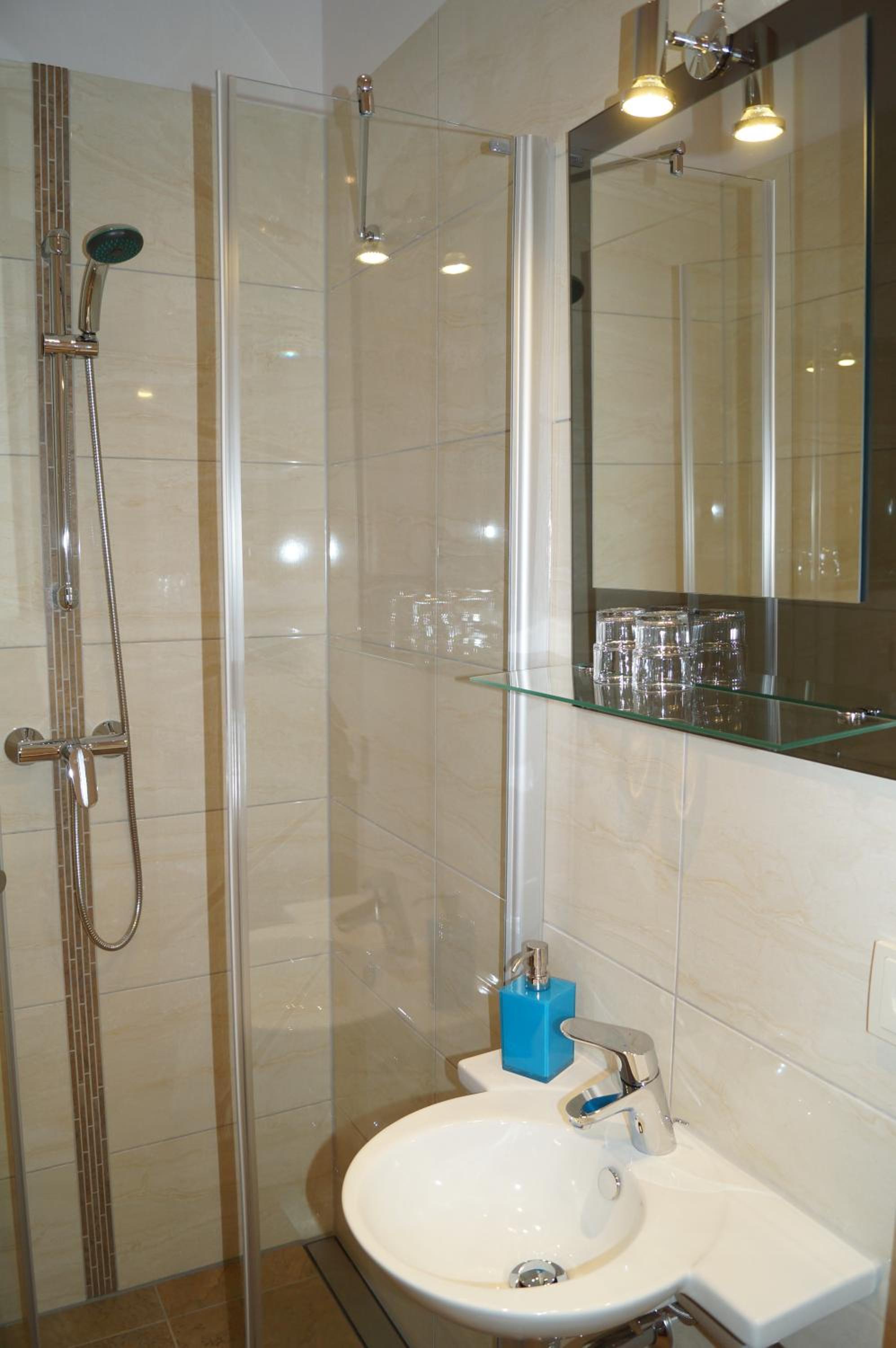 Standard Double Room - Photo 6