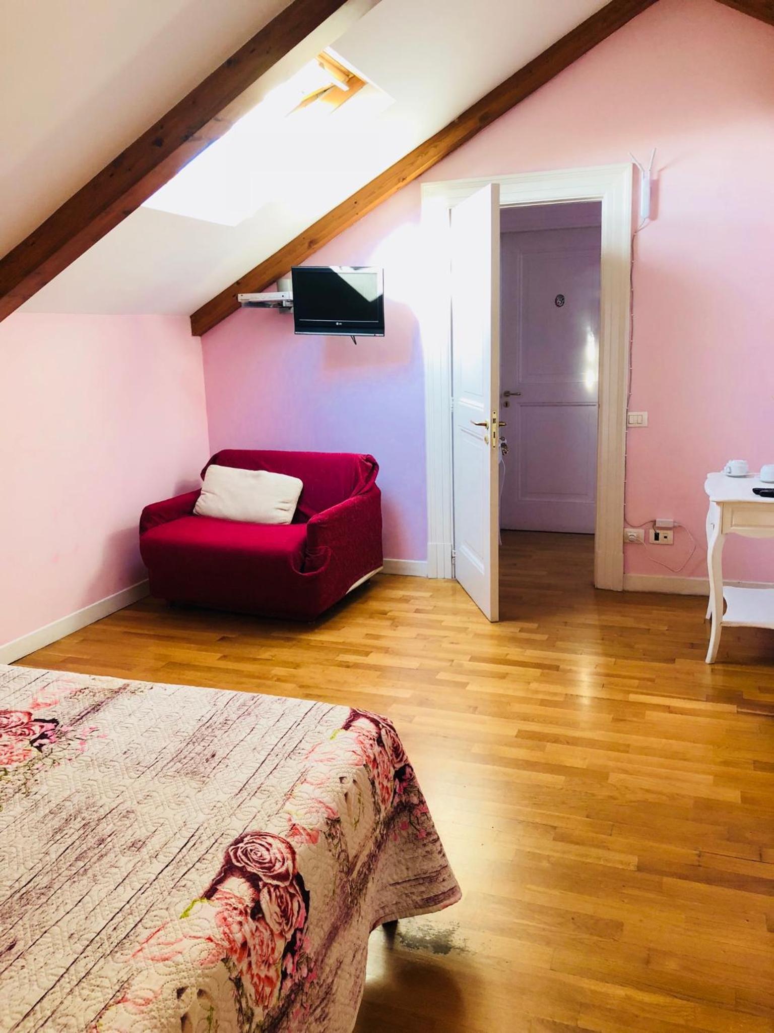 Standard Double Room - Photo 9