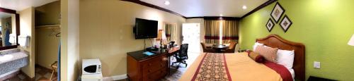 King Room - Non-Smoking photo 3