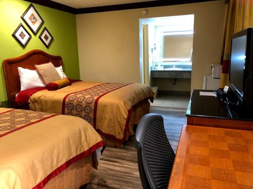 Queen Room with Two Queen Beds - Smoking photo 3