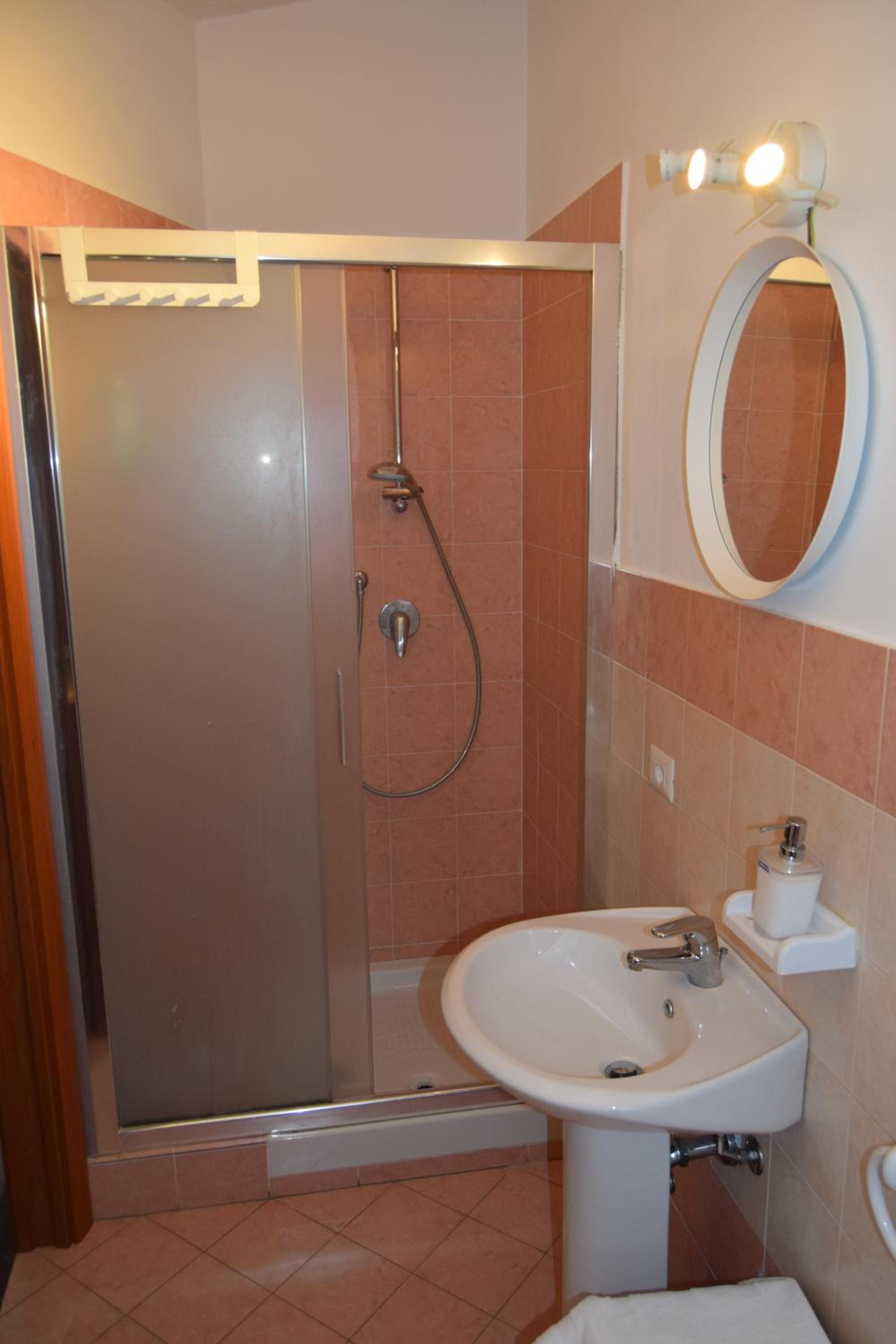 Twin Room with Private Bathroom photo 3