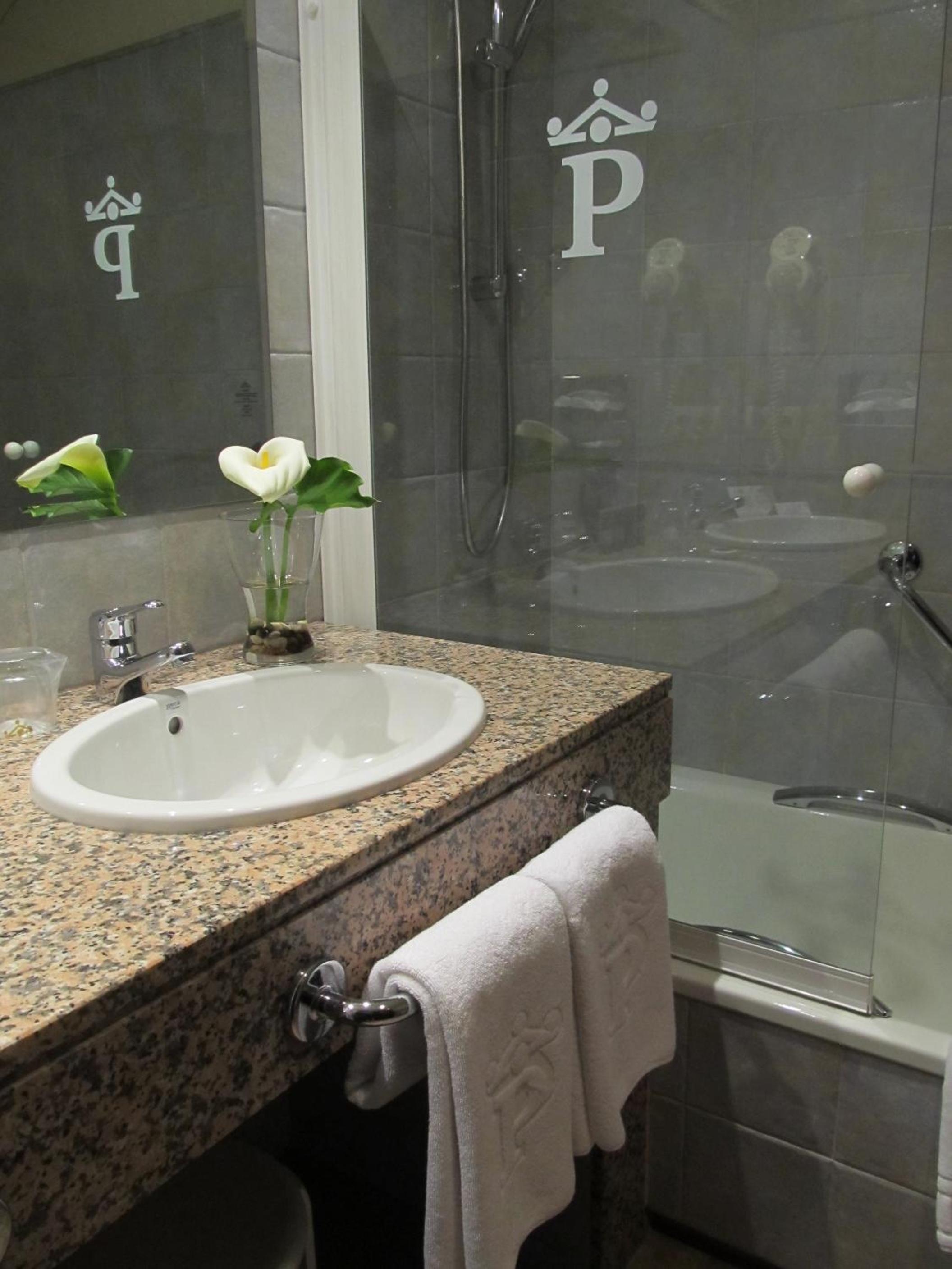 Standard Double Room - Photo 12