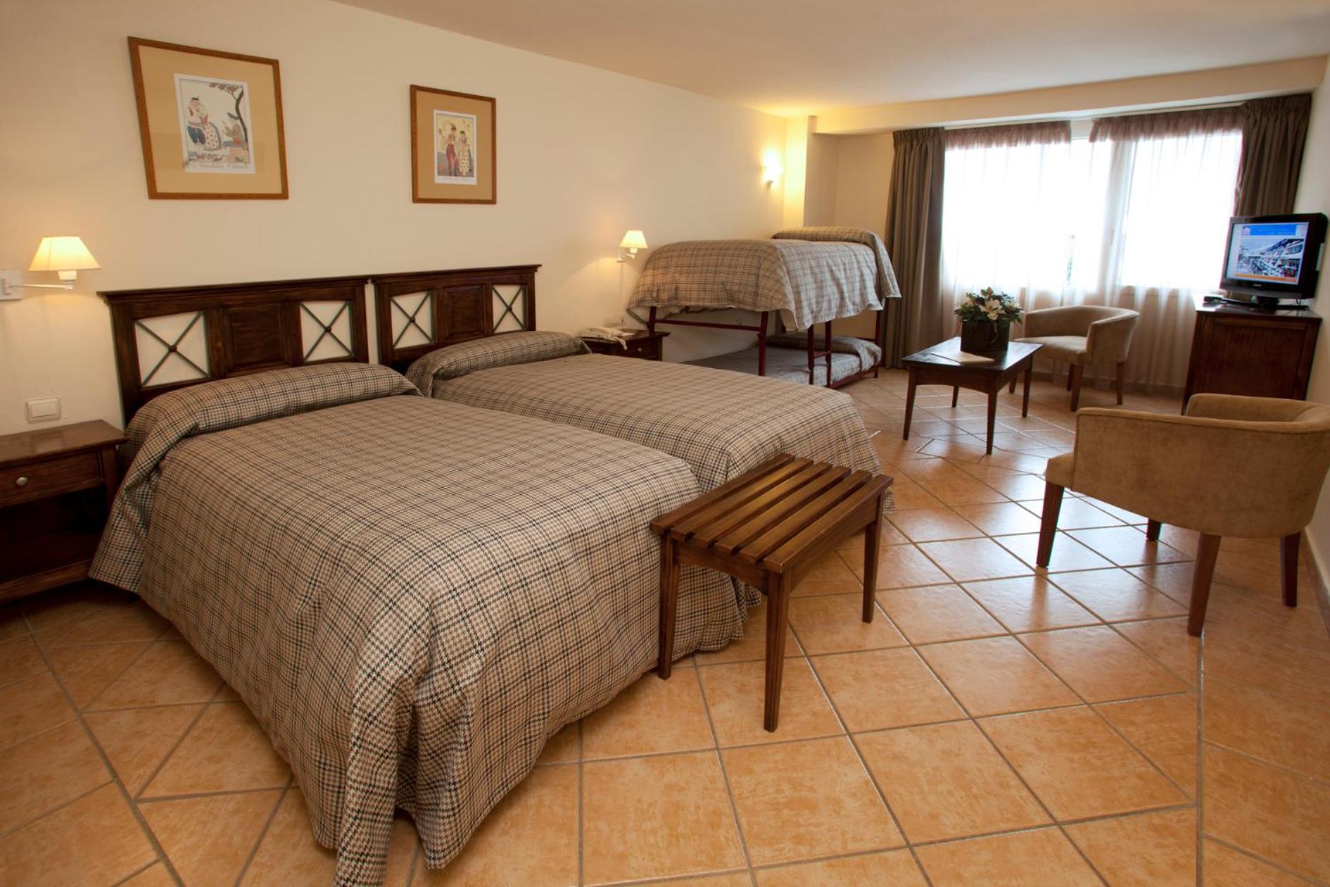 Family Room (3 Adults + 1 Child)