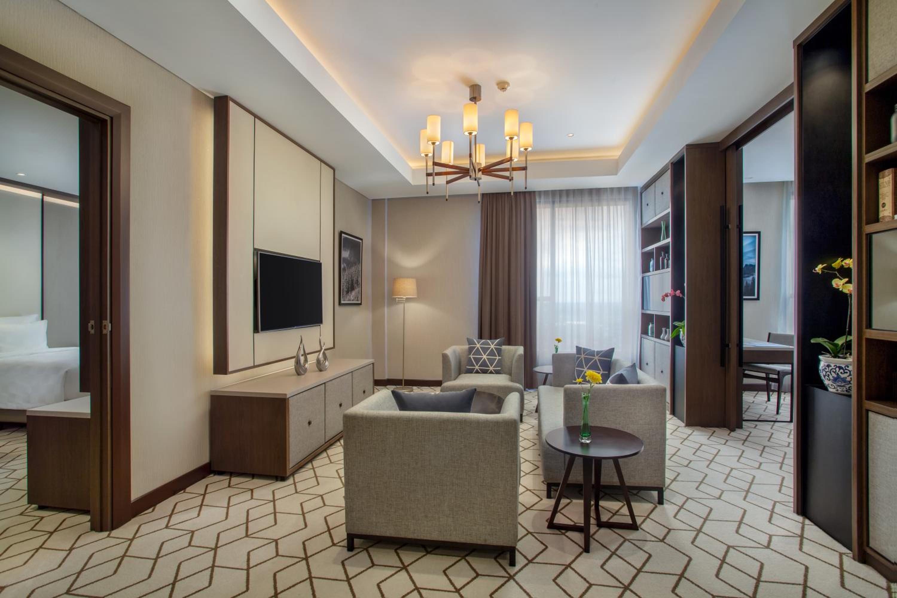 Grand Suite - Queen Bed, Non-Smoking photo 3