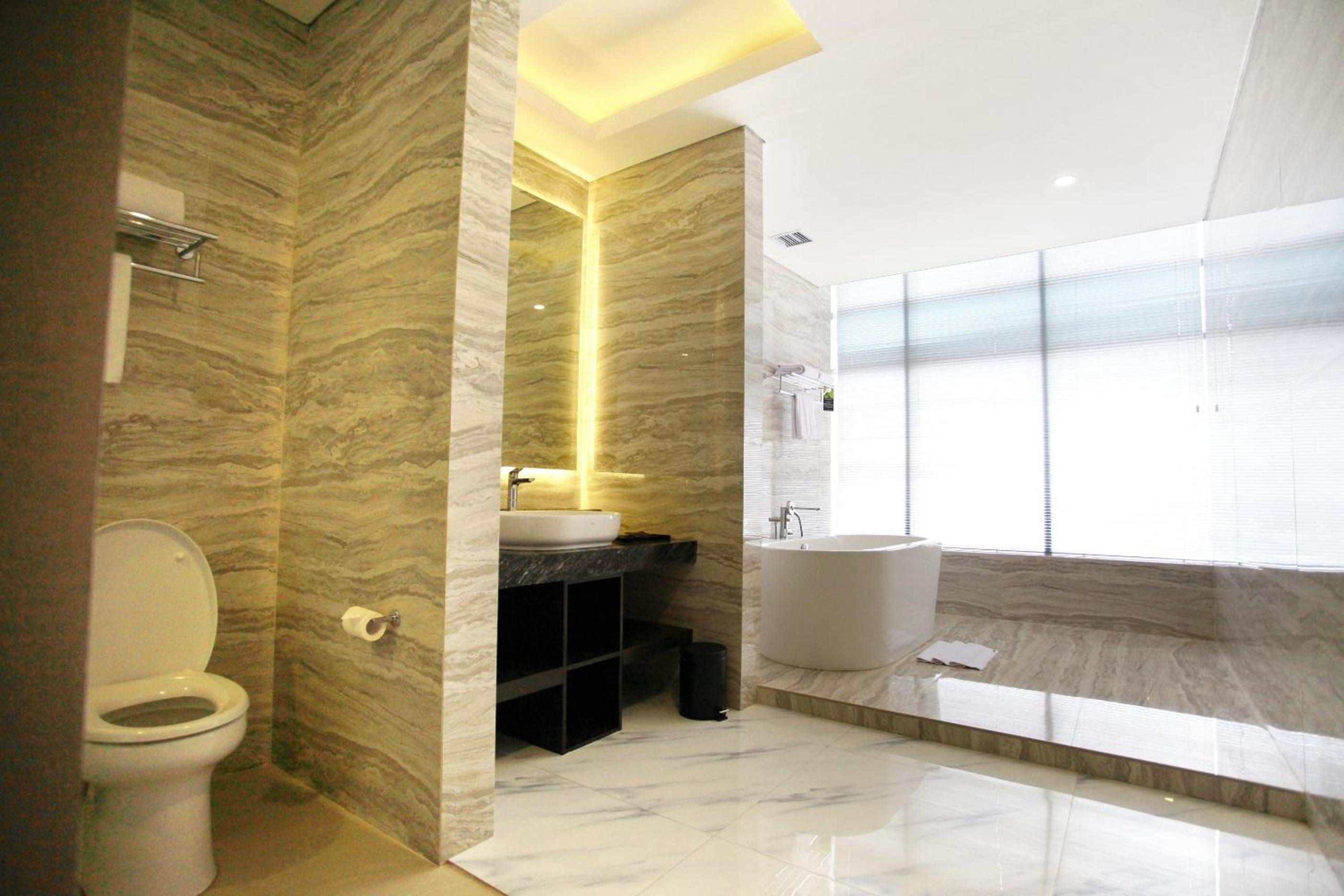 Executive Suite - Photo 4