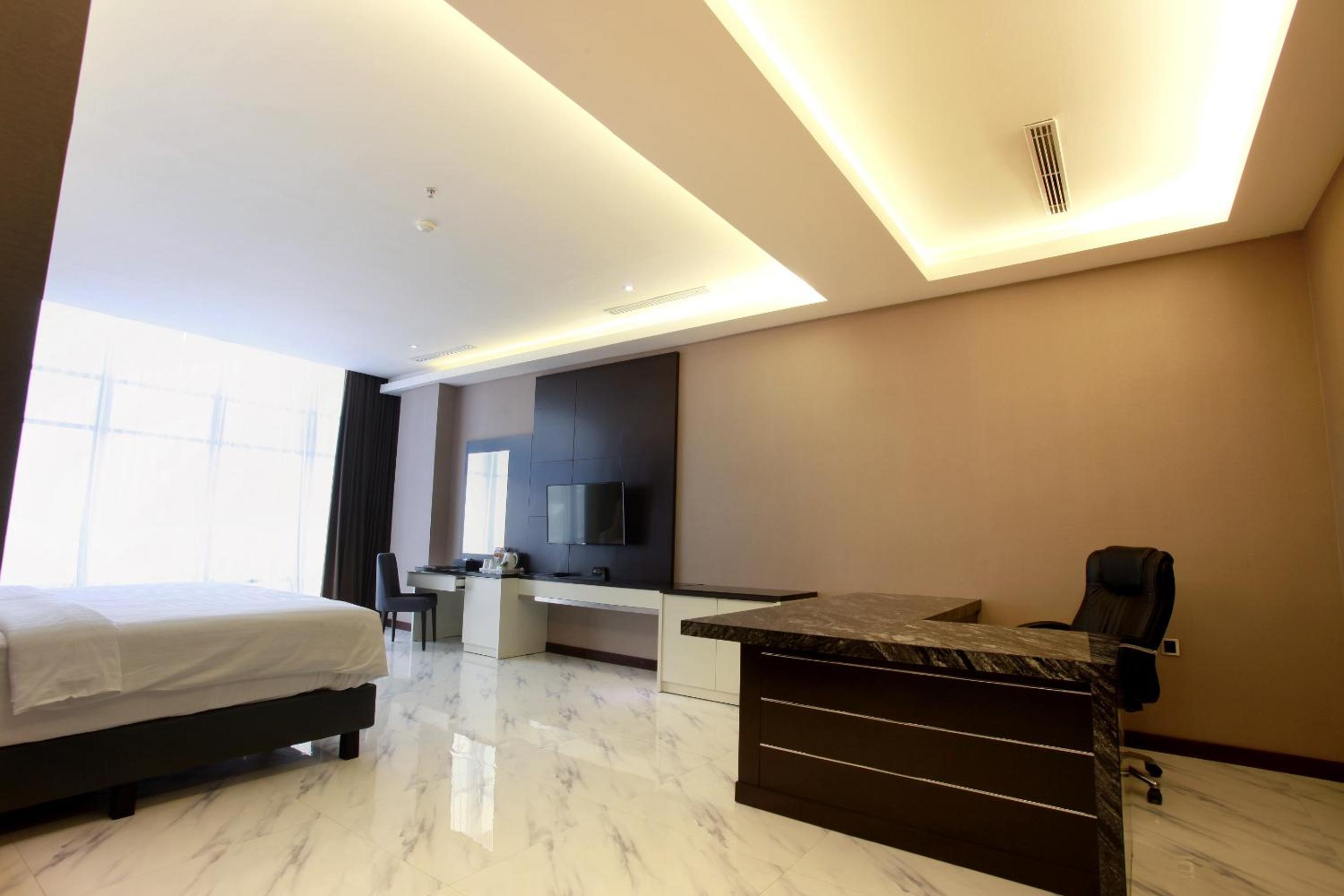 Executive Suite - Photo 3