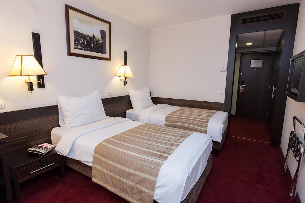 Twin Room - Non-Smoking - Photo 1
