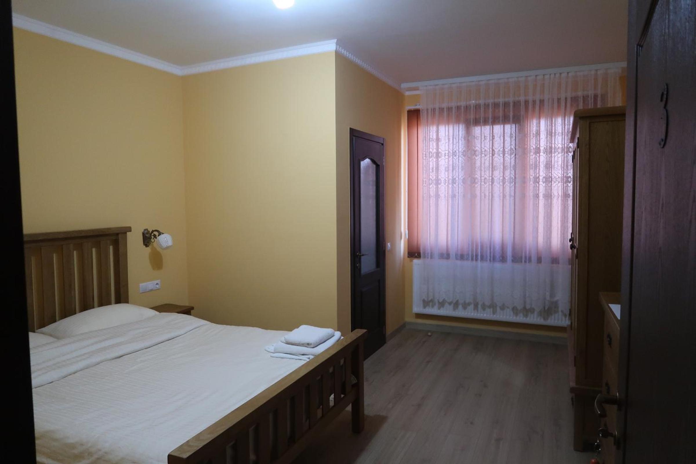 Standard King Room - Photo 10