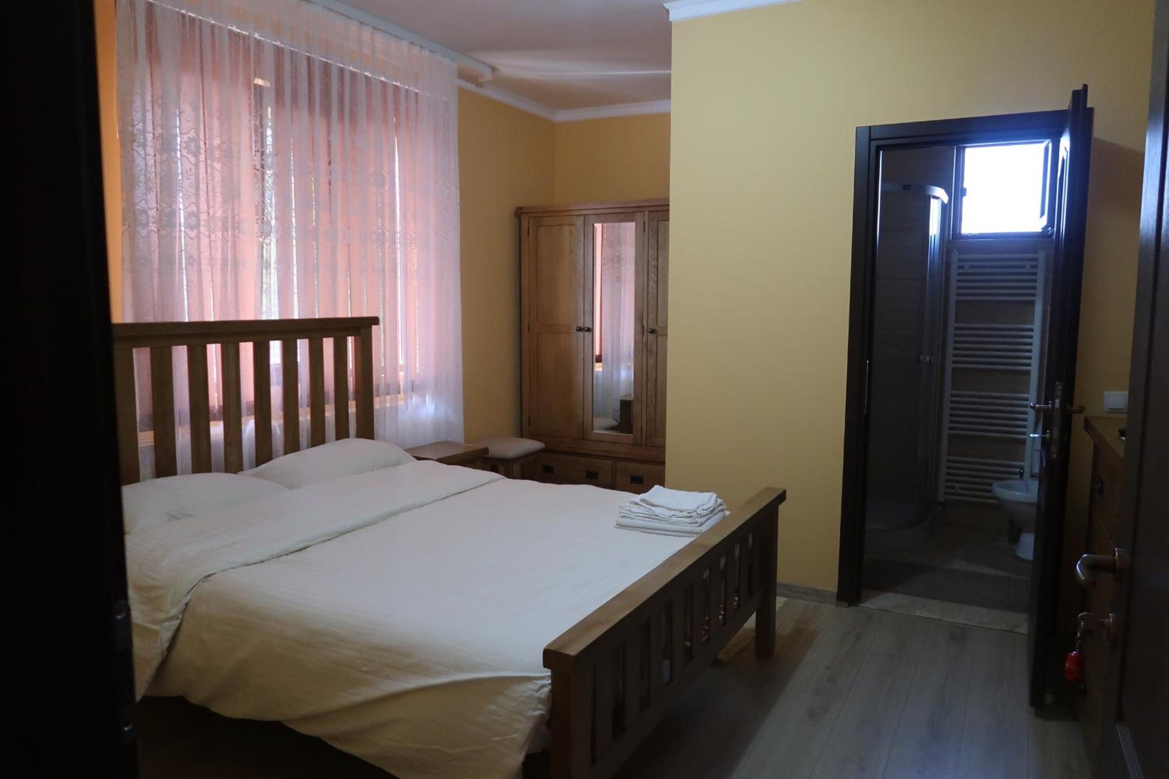 Standard King Room - Photo 8