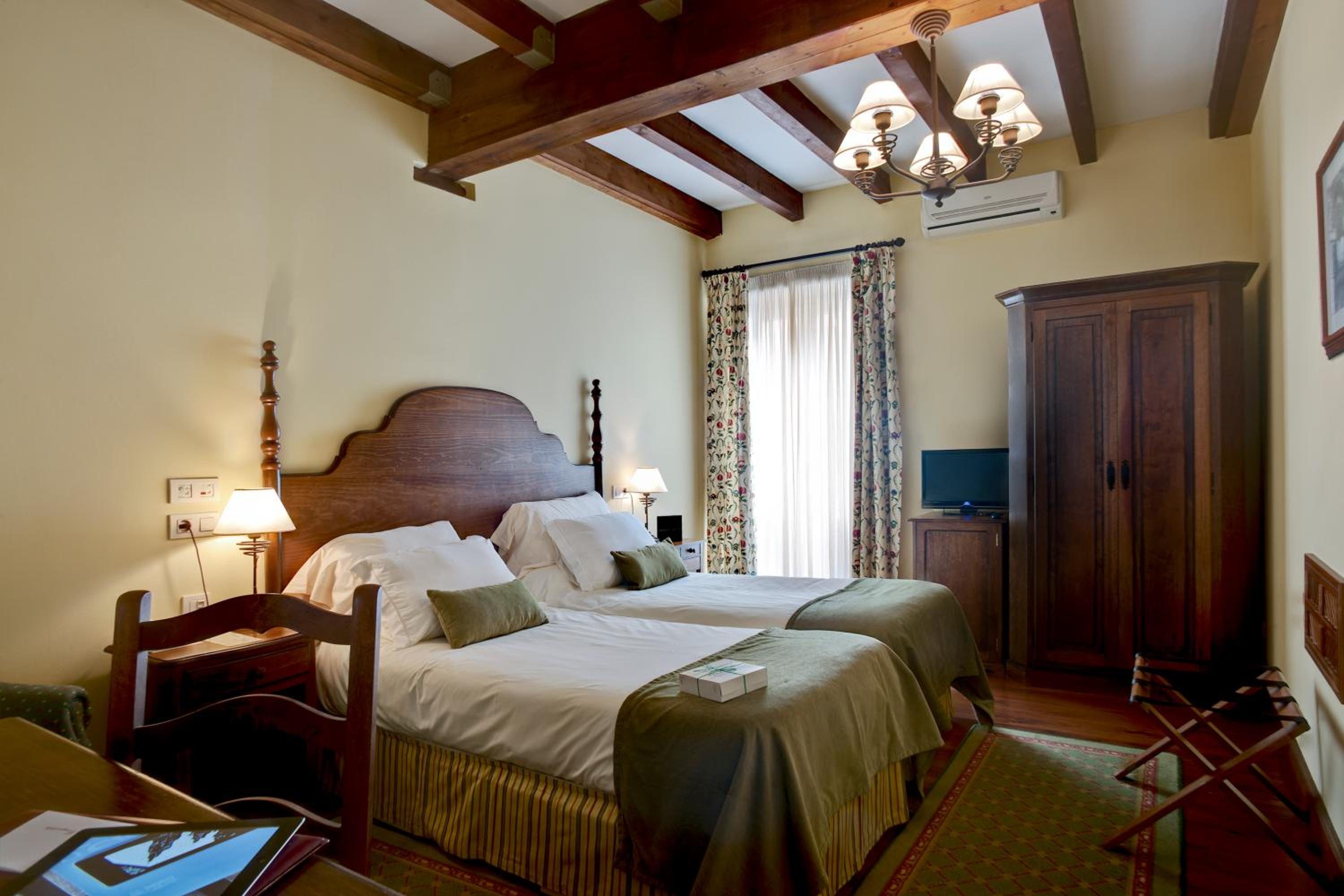 Double or Twin Room - Photo 8