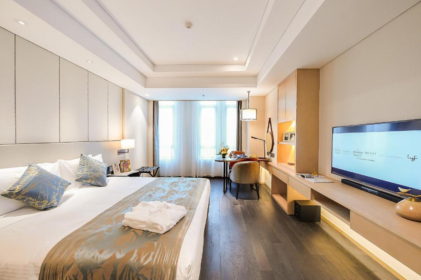 Studio Executive Room