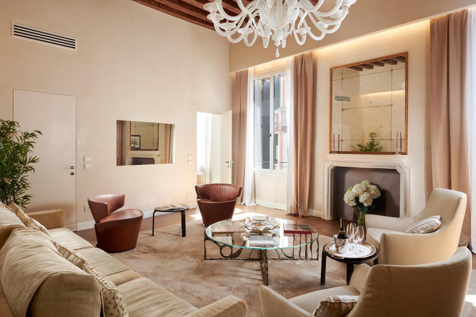 Luxury Two-Bedroom Apartment with Terrace and Canal View