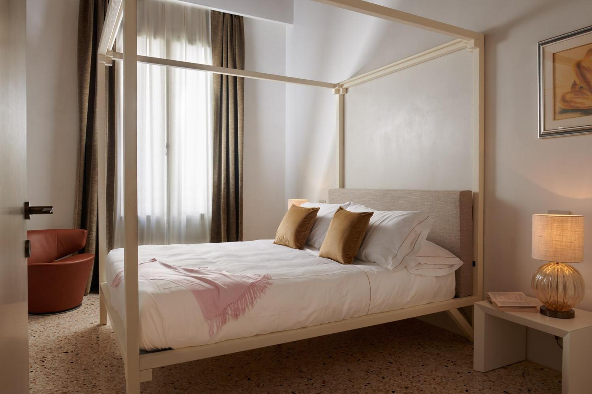Luxury Two-Bedroom Apartment with Terrace and Canal View photo 3