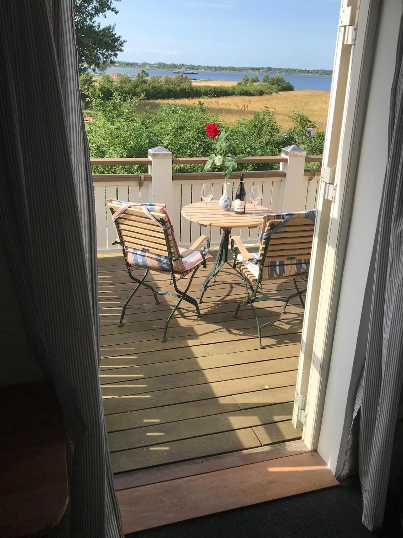 Three Connected Rooms with Private Bathroom, a Terrace and access to Shared Kitchen photo 2